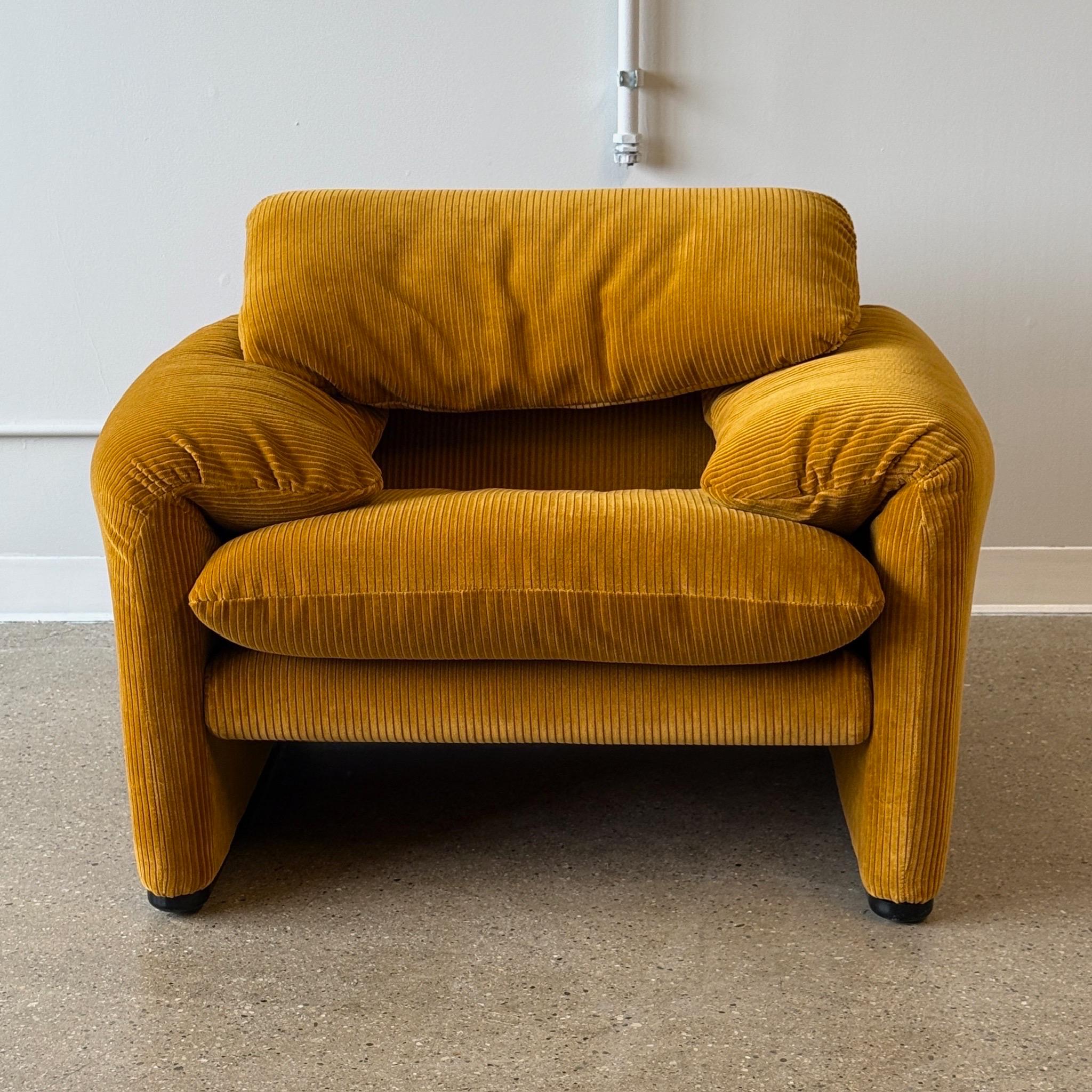 Sedia Maralunga di Vico Magistretti per Cassina in velluto a coste Kvadrat di Raf Simons in vendita 1