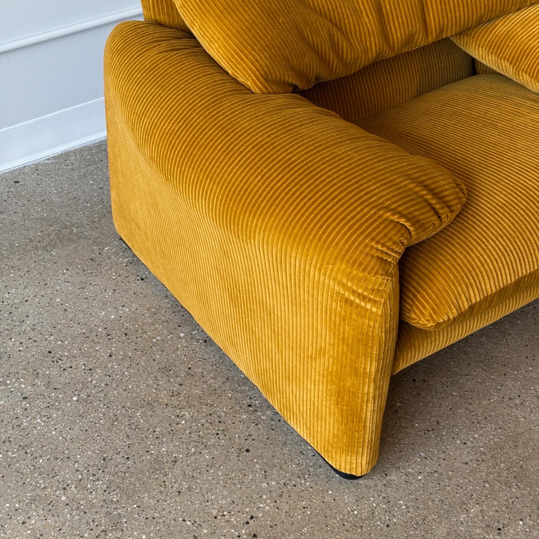 Sedia Maralunga di Vico Magistretti per Cassina in velluto a coste Kvadrat di Raf Simons in vendita 2