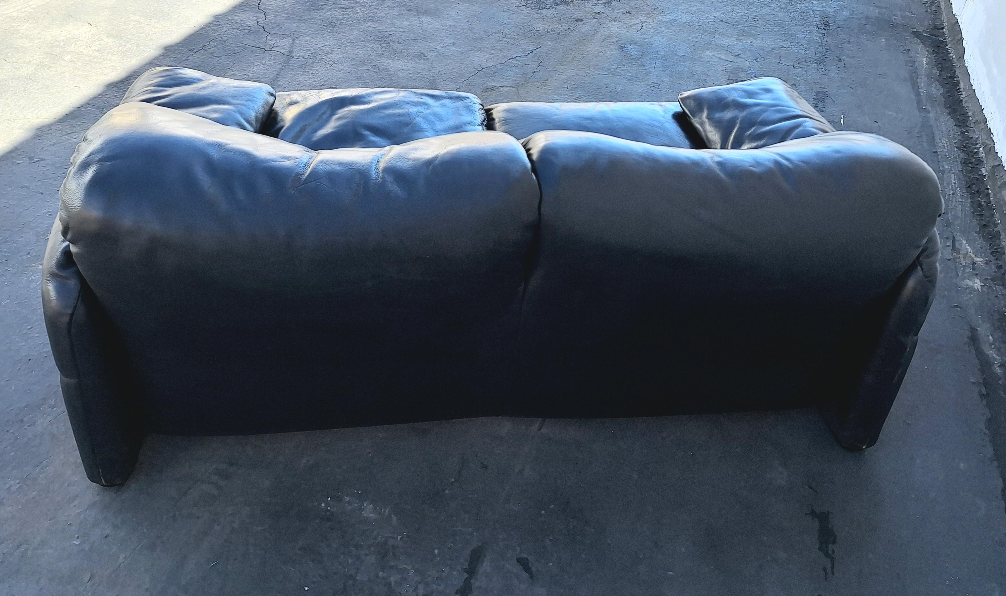 Mid-Century Modern Maralunga Leather Sofa - Settee by Vico Magisretti for Casina  For Sale
