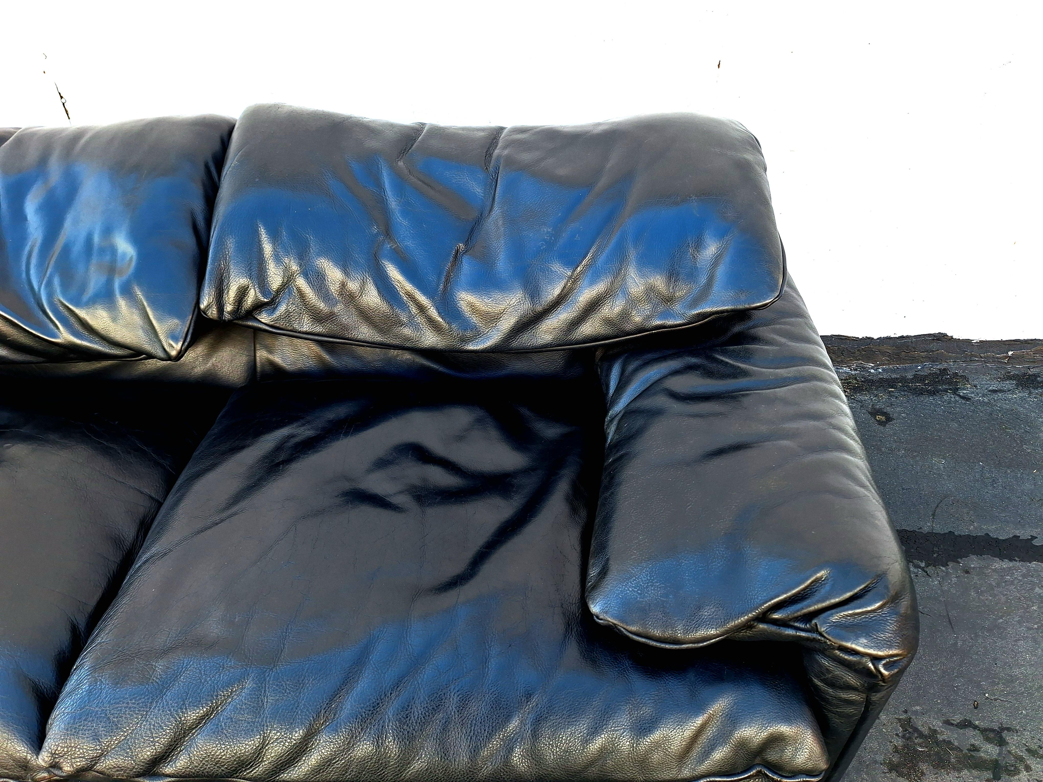 Mid-Century Modern Maralunga Leather Sofa - Settee by Vico Magisretti for Casina  For Sale