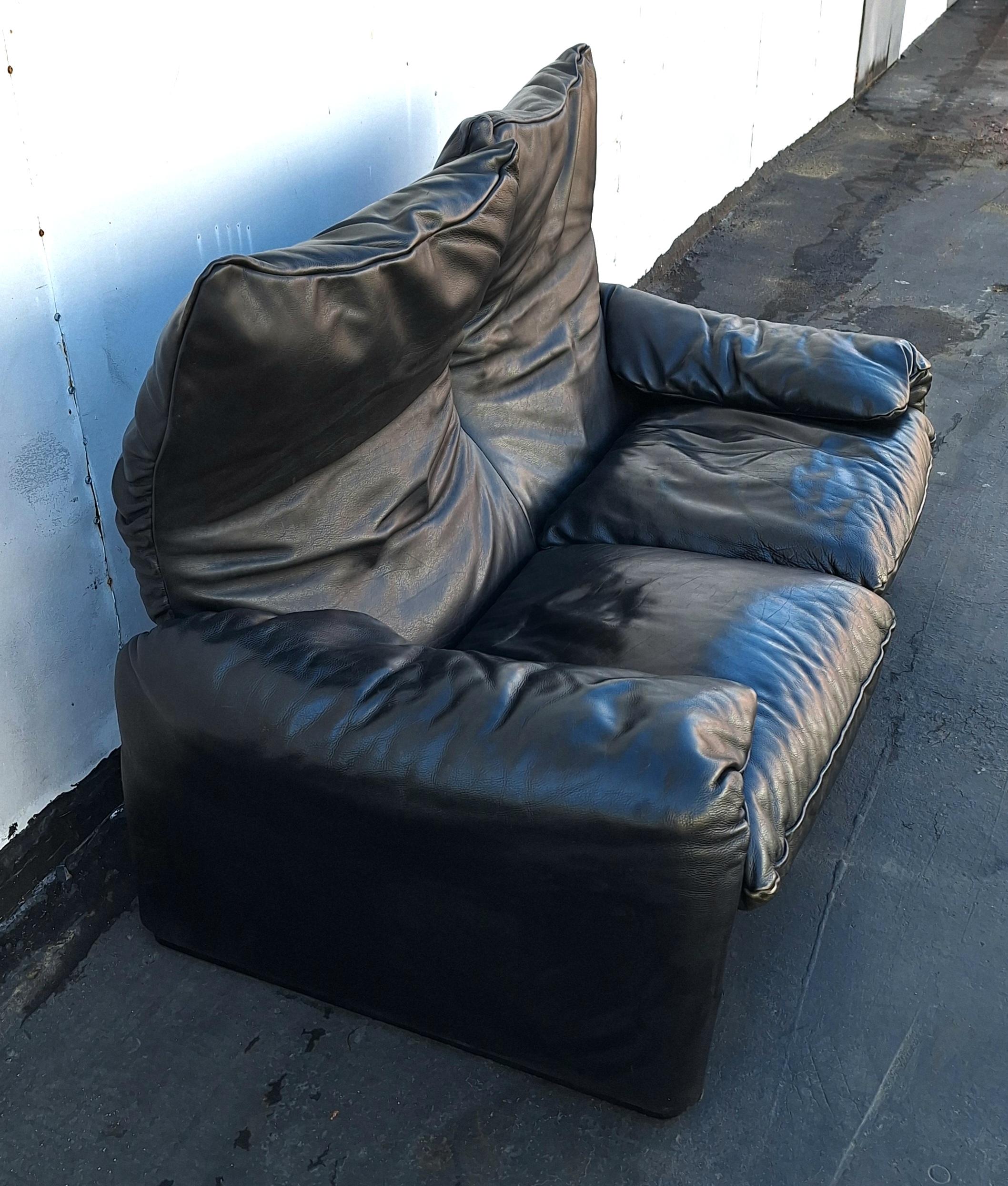 Maralunga Leather Sofa - Settee by Vico Magisretti for Casina  For Sale 1