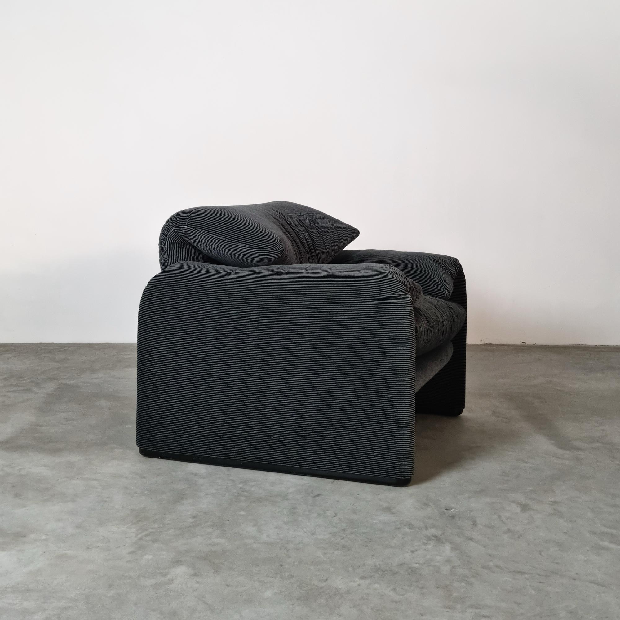 “Maralunga” Lounge Chair designed by Vico Magistretti for Cassina, 1980s For Sale 3