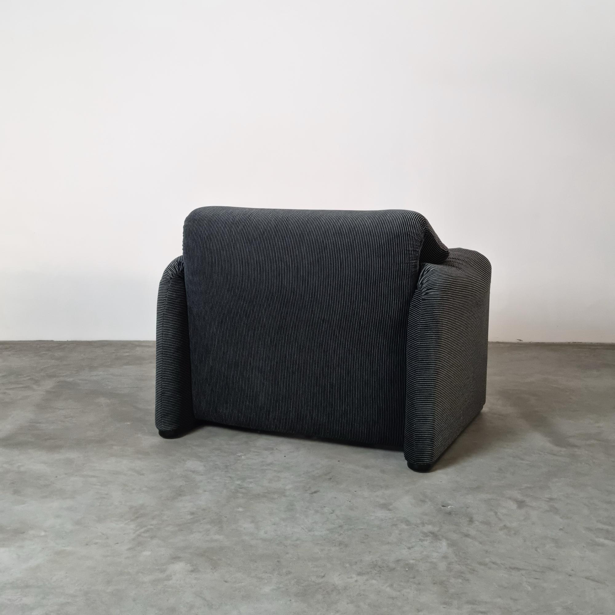 “Maralunga” Lounge Chair designed by Vico Magistretti for Cassina, 1980s For Sale 4