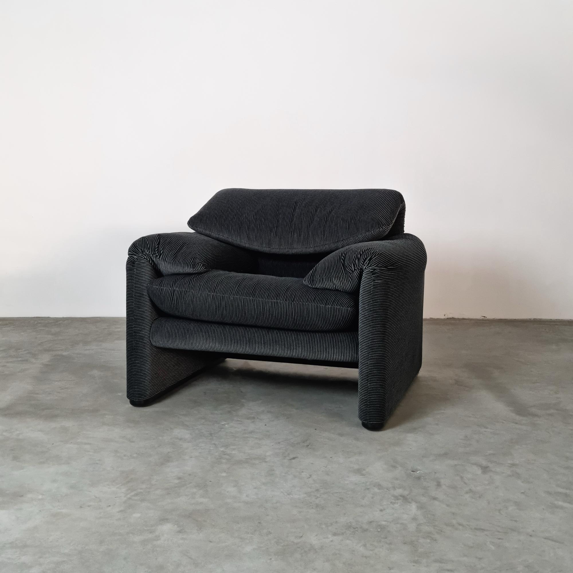 Mid-Century Modern “Maralunga” Lounge Chair designed by Vico Magistretti for Cassina, 1980s For Sale
