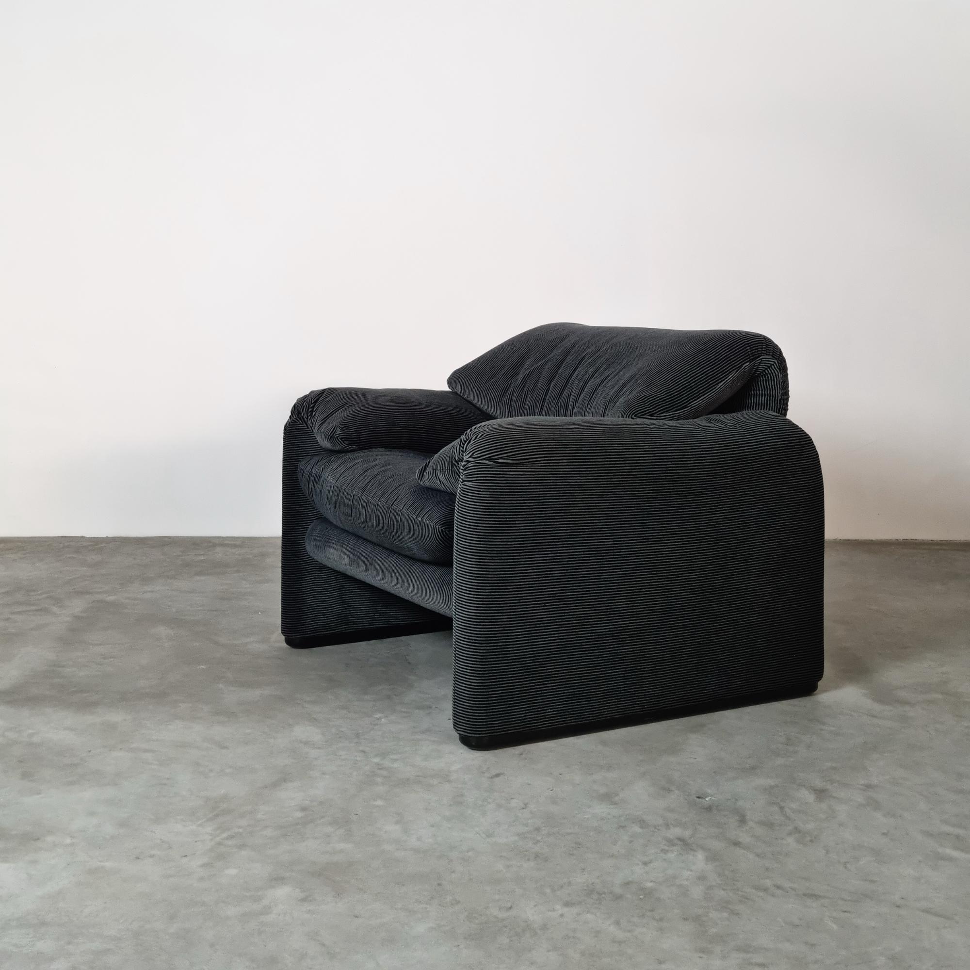 Late 20th Century “Maralunga” Lounge Chair designed by Vico Magistretti for Cassina, 1980s For Sale