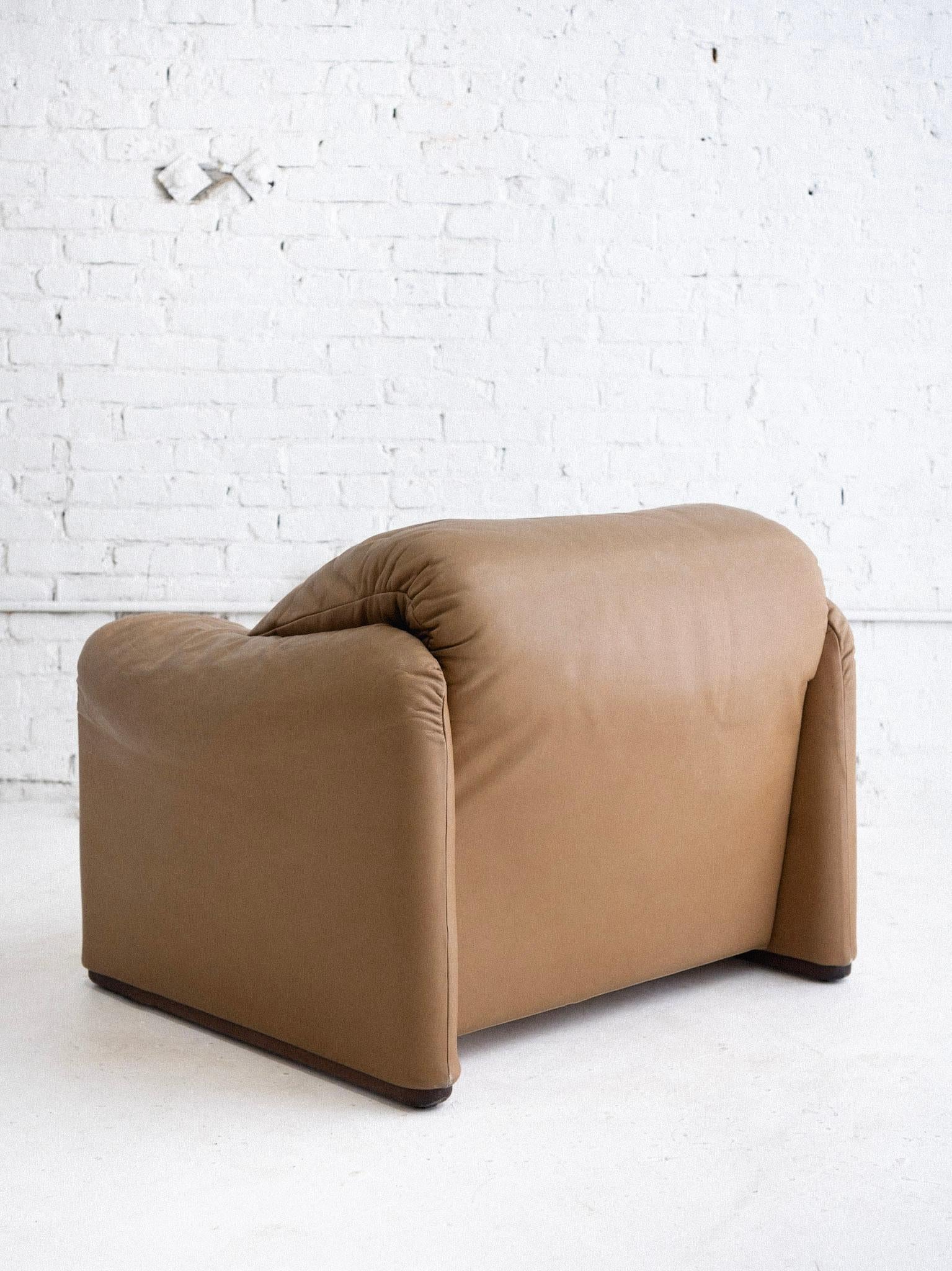 Maralunga Lounge Chair in Leather by Vico Magistretti for Cassina 4