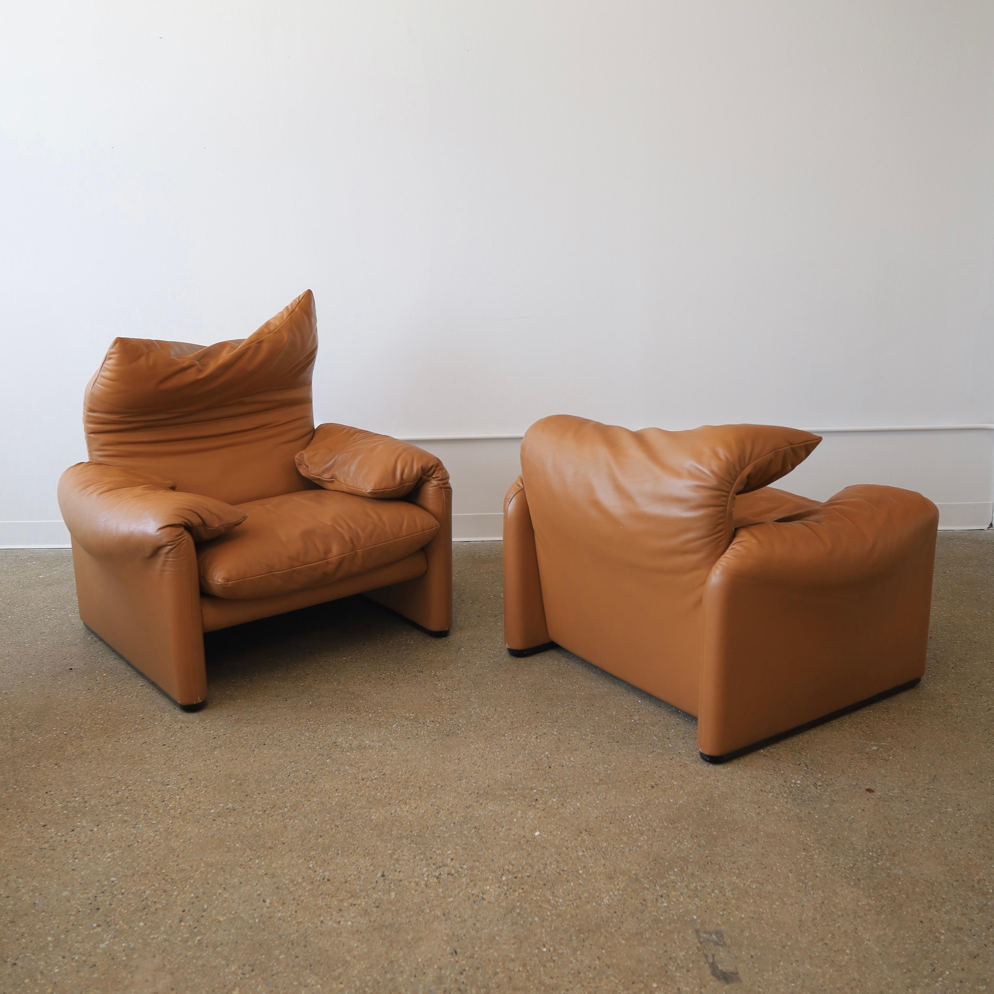 c. 1970 di Vico Magistretti per Cassina, prodotto in Italia. Entrambe le sedie sono in buone condizioni vintage, ma presentano lievi graffi dovuti all'età e all'uso, aree che sono state sfregate, lievi scolorimenti dovuti all'età e all'uso e alcune
