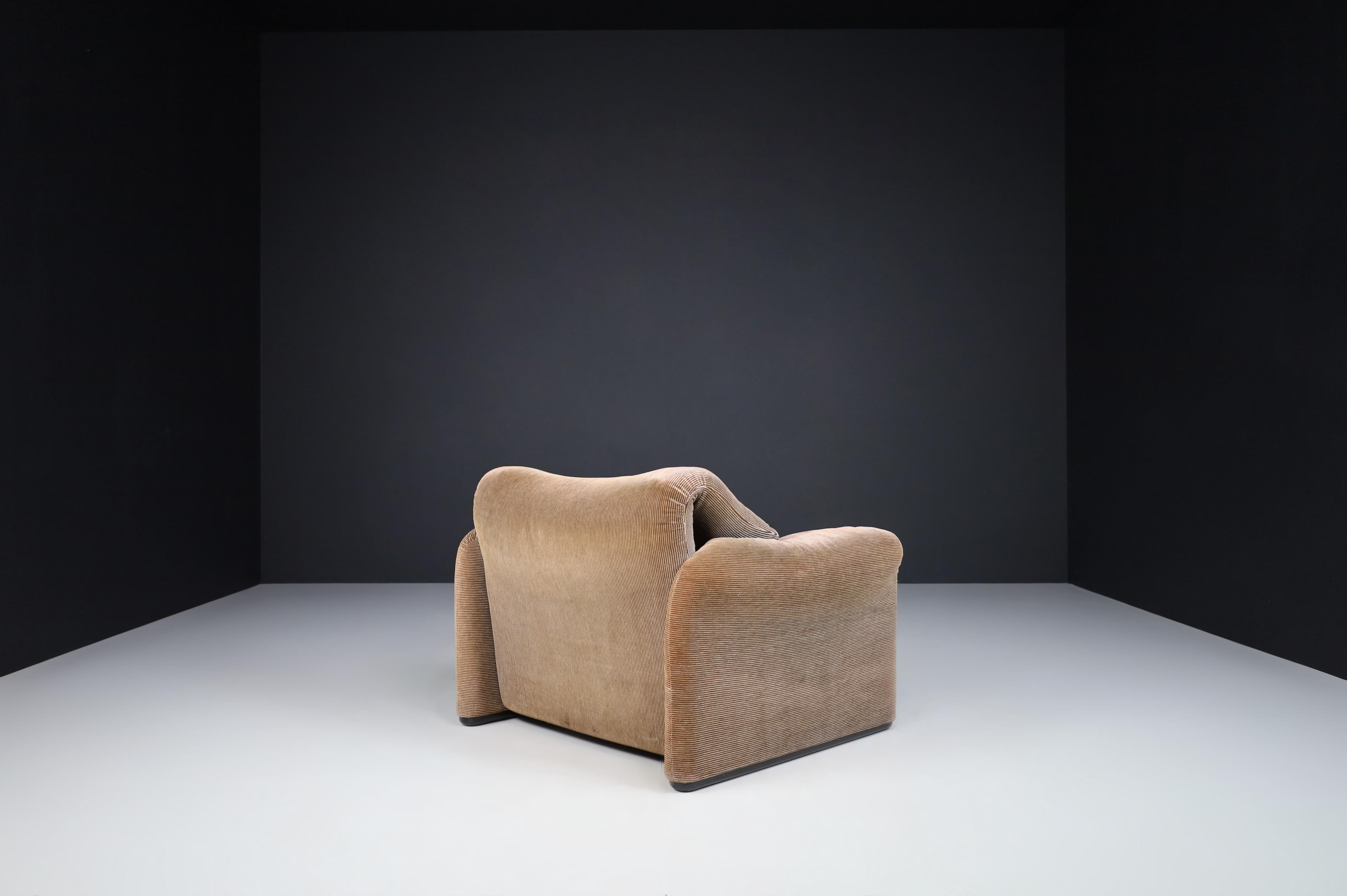 Maralunga Lounge Chairs by Vico Magistretti for Cassina, 1970s 2