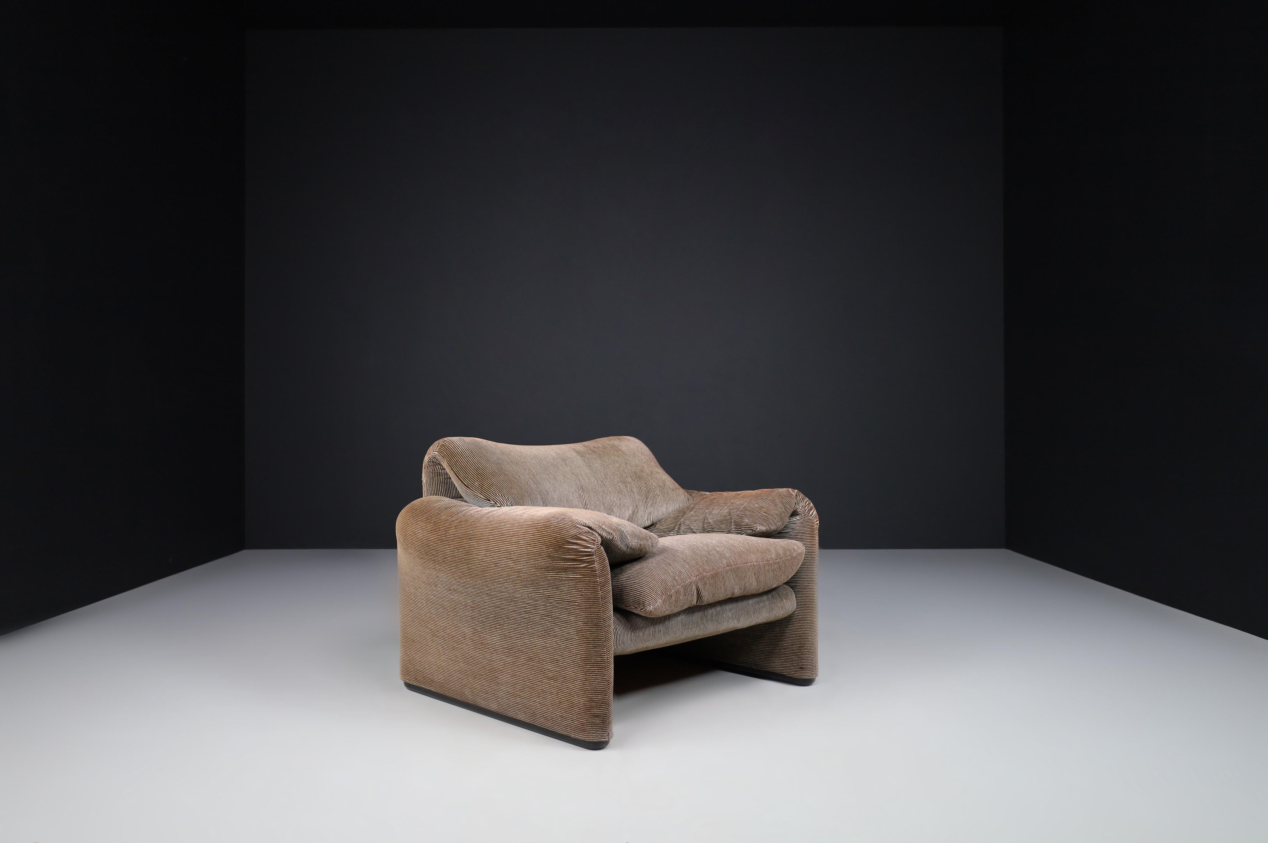 Maralunga Lounge Chairs by Vico Magistretti for Cassina, 1970s 3