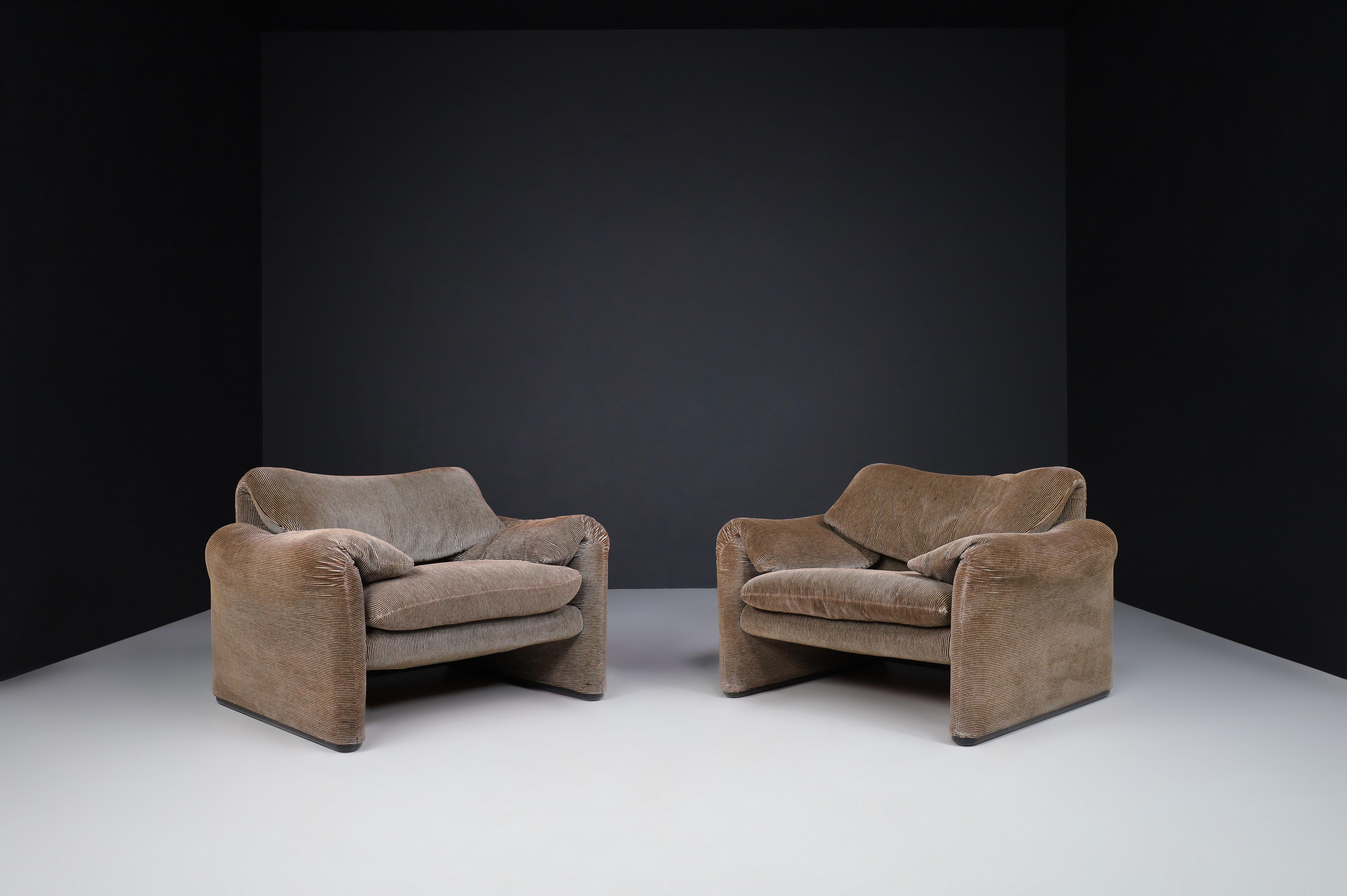 Maralunga lounge chairs by Vico Magistretti for Cassina, 1970s

An exemplary version of the iconic Maralunga lounge chairs in original vintage fabric. The overall impression of these four lounge chairs is excellent. Please note that the material