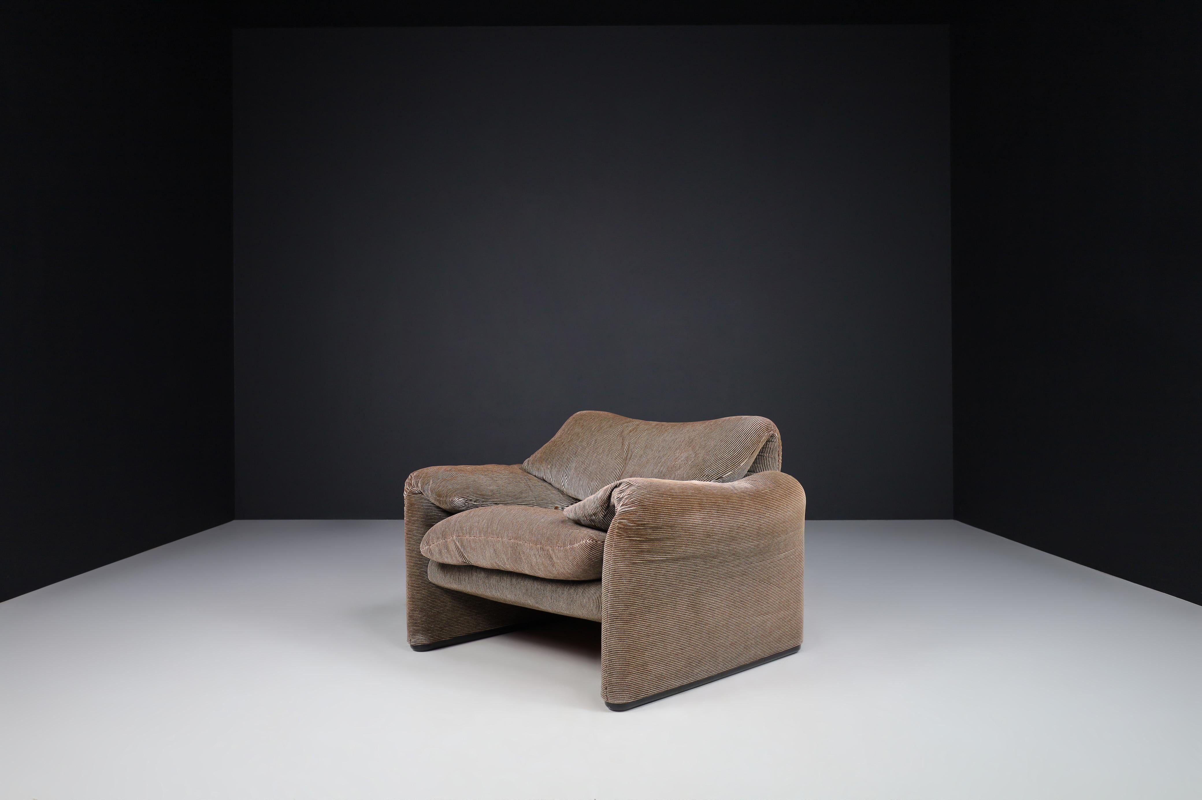 20th Century Maralunga Lounge Chairs by Vico Magistretti for Cassina, 1970s