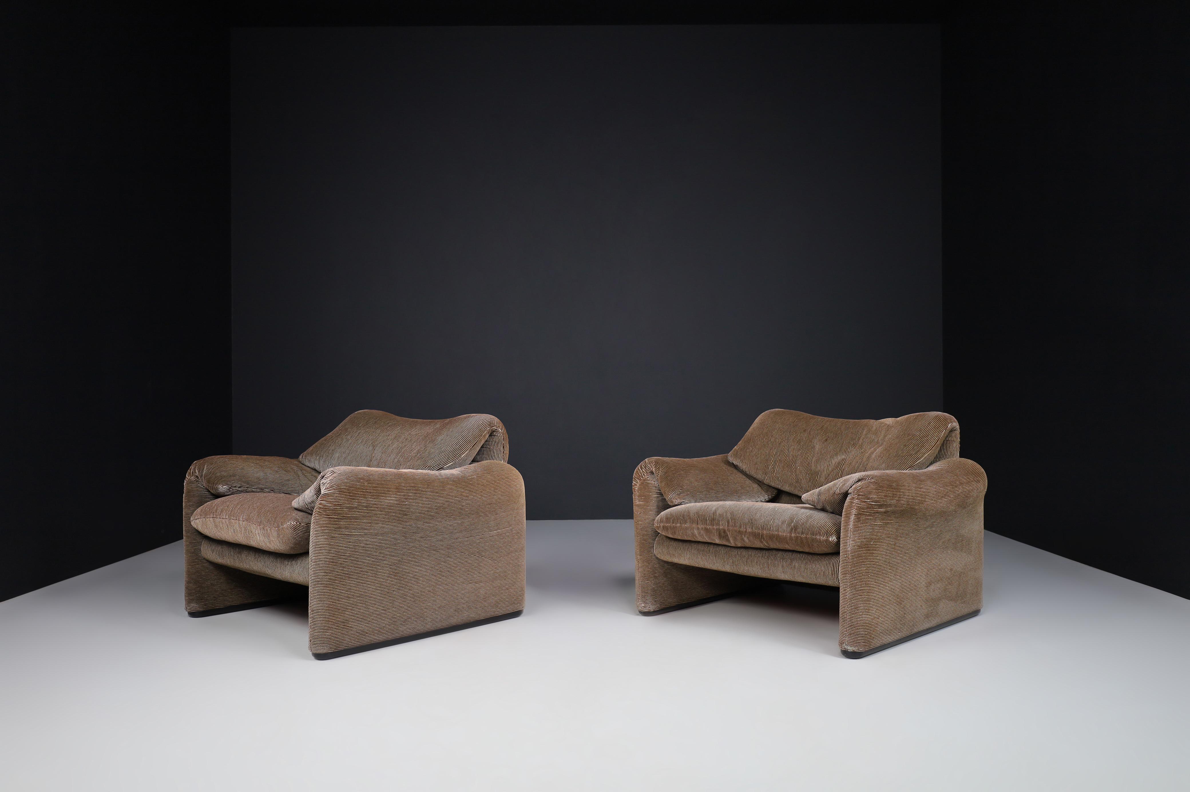 Maralunga Lounge Chairs by Vico Magistretti for Cassina, 1970s 1