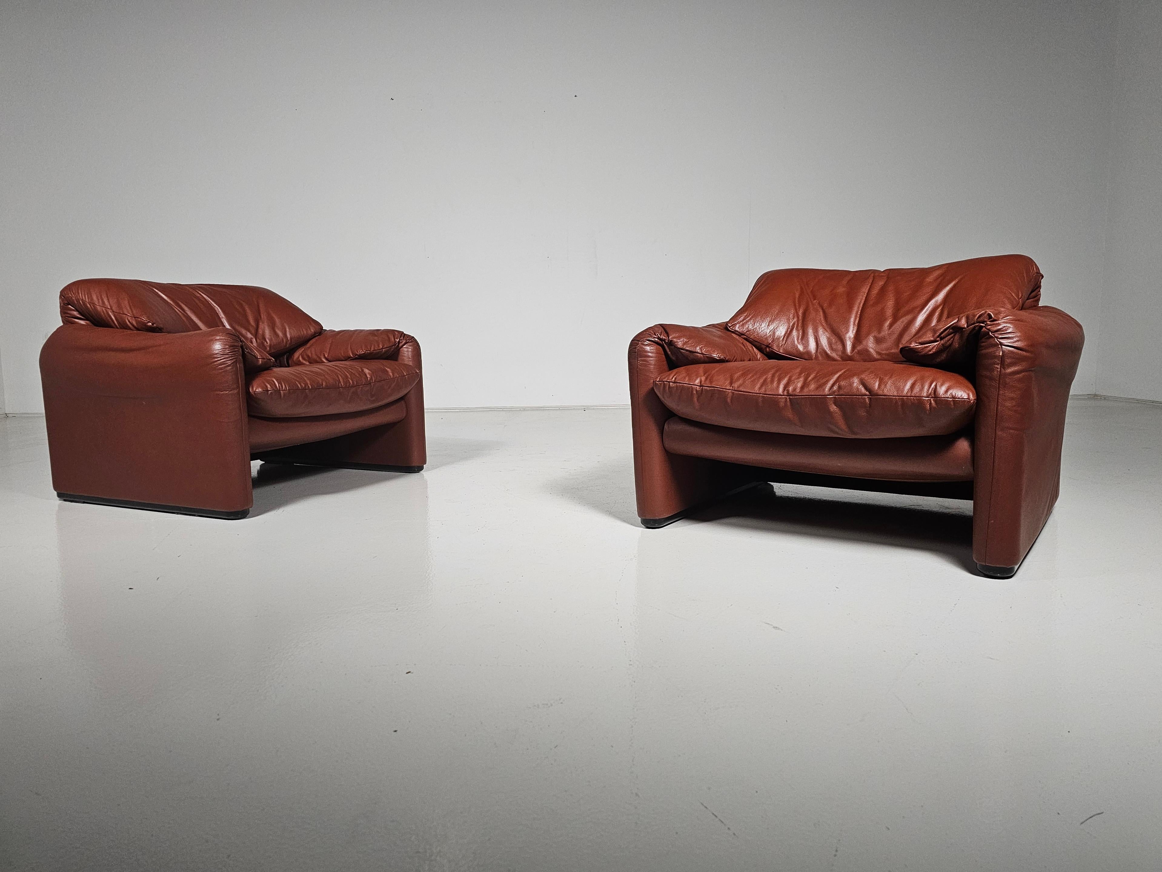 European Maralunga lounge chairs in leather by Vico Magistretti for Cassina, 1970 For Sale