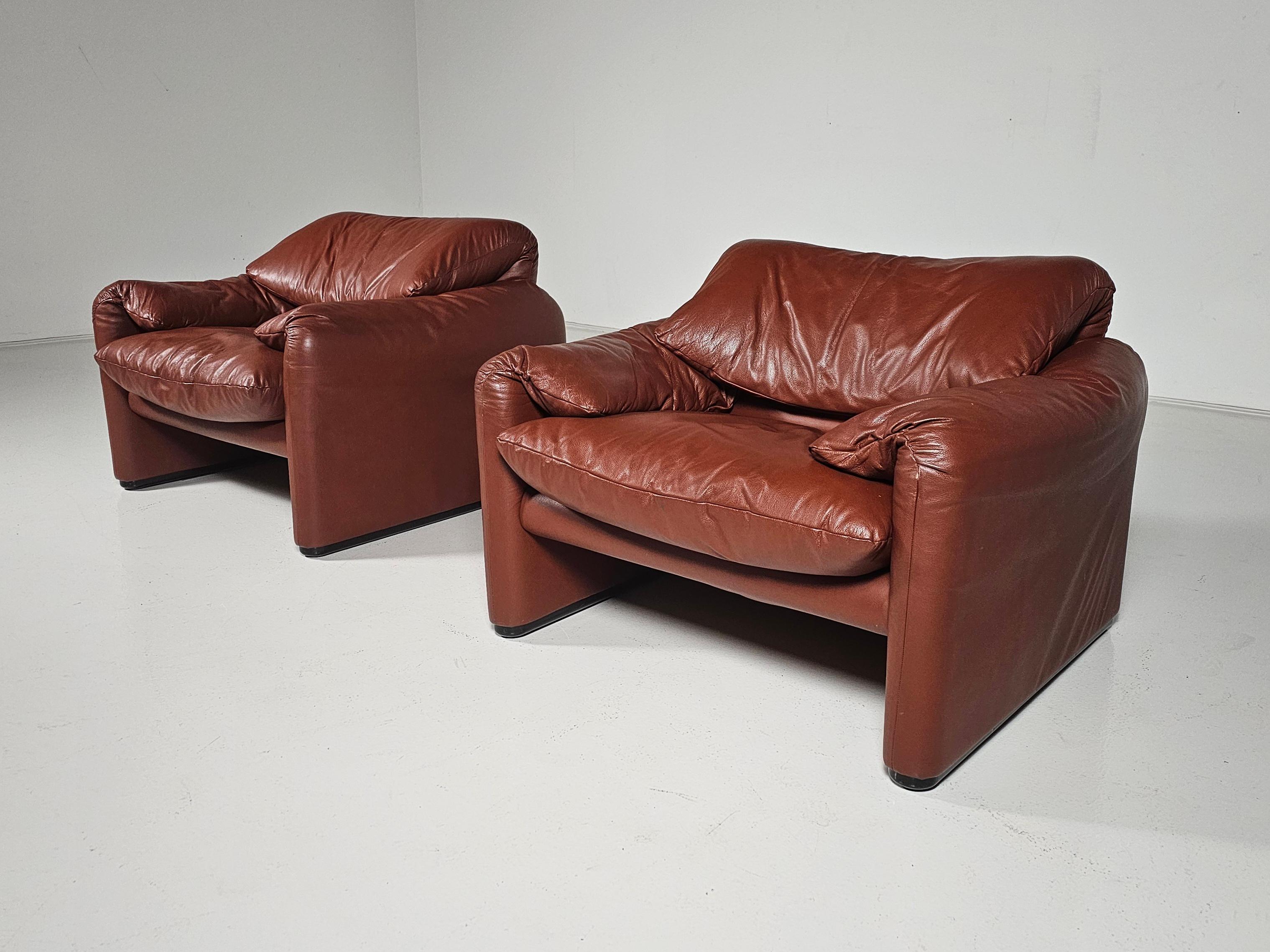 Maralunga lounge chairs in leather by Vico Magistretti for Cassina, 1970 For Sale 1