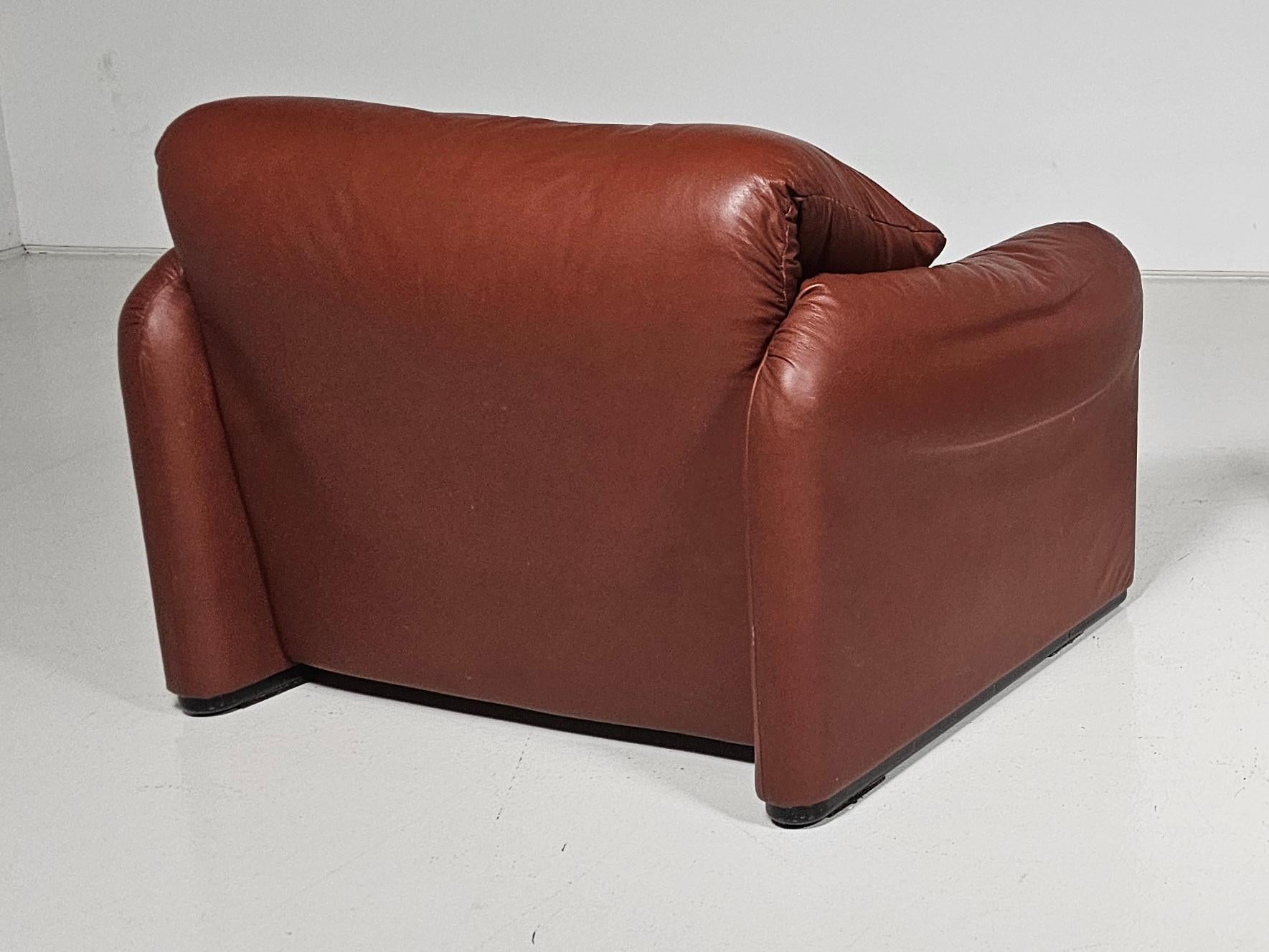 Maralunga lounge chairs in leather by Vico Magistretti for Cassina, 1970 For Sale 2