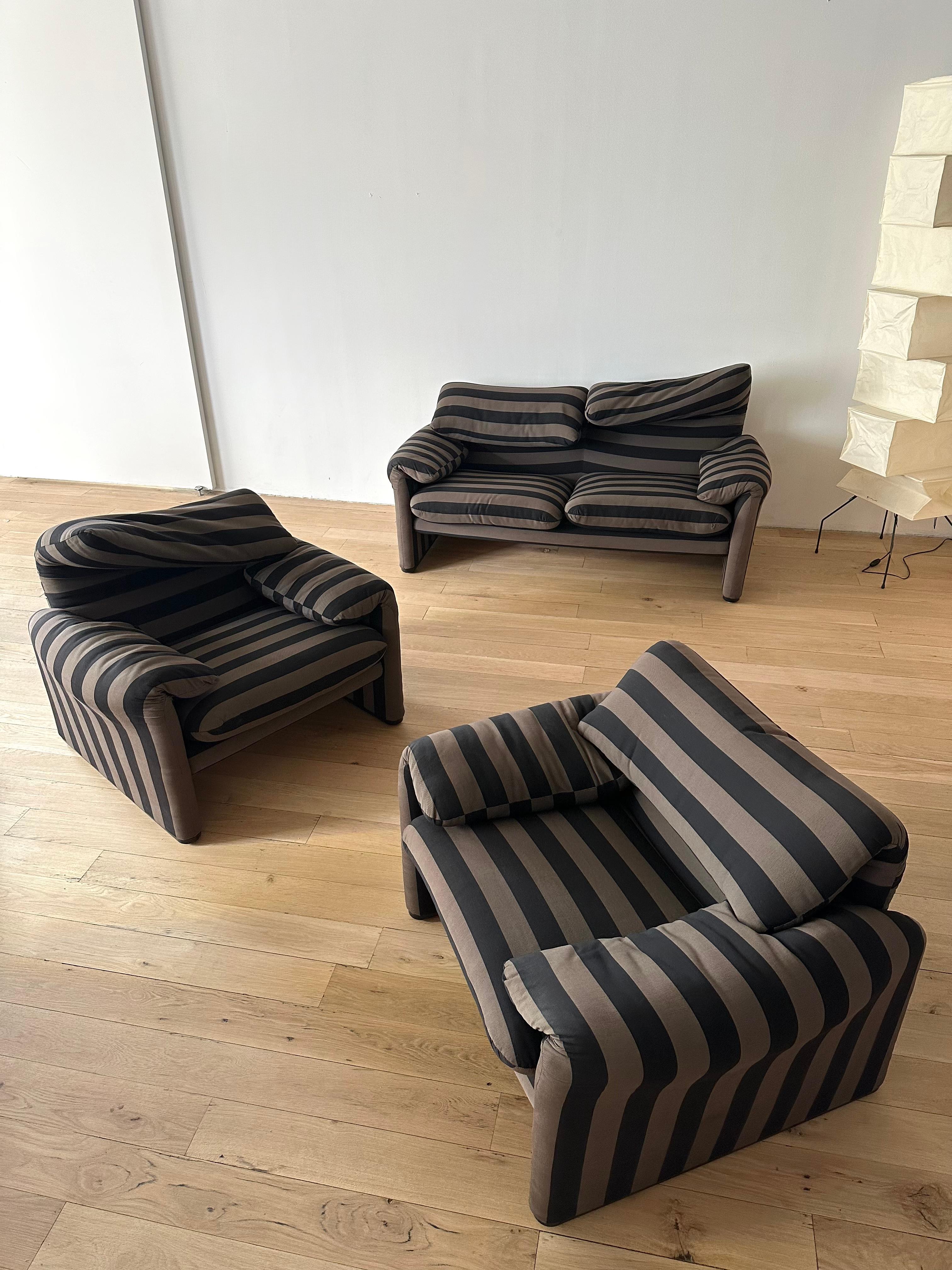 Maralunga Set by Vico Magistretti for Cassina, Italy 1970's 

Has been upholstered in a gray and black striped fabric, making this a very unique set. 

Set consists of (1) loveseat & (2) armchairs. 


Studio Beni  