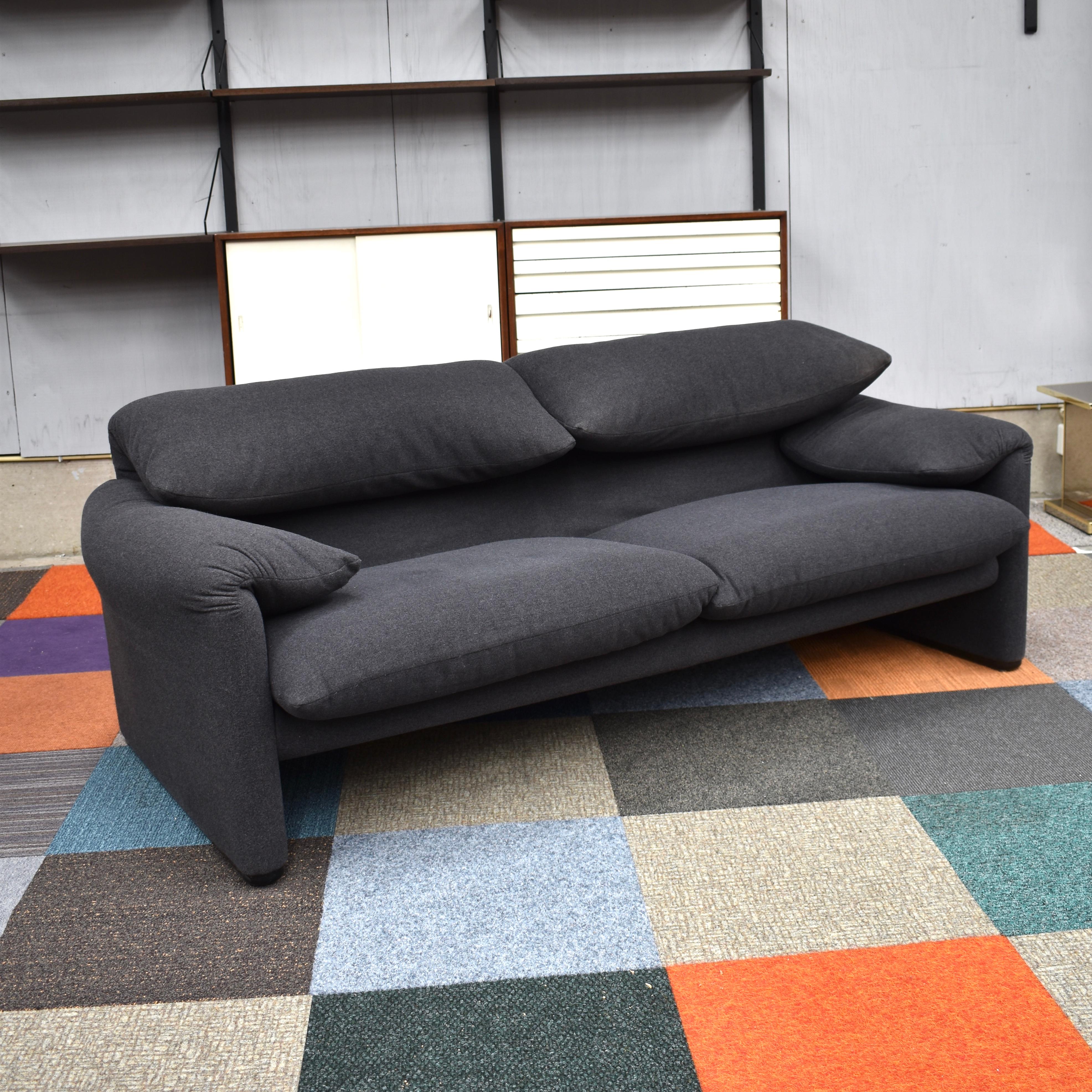 Designer: Vico Magistretti

Manufacturer: CASSINA

Country: Italy

Date of design: 1973

Date of manufacture: 2000-2010

Model: Maralunga sofa

Material: Dark grey felt wool

Size WDH in cm: 195 x 85 x 75 seat height 45