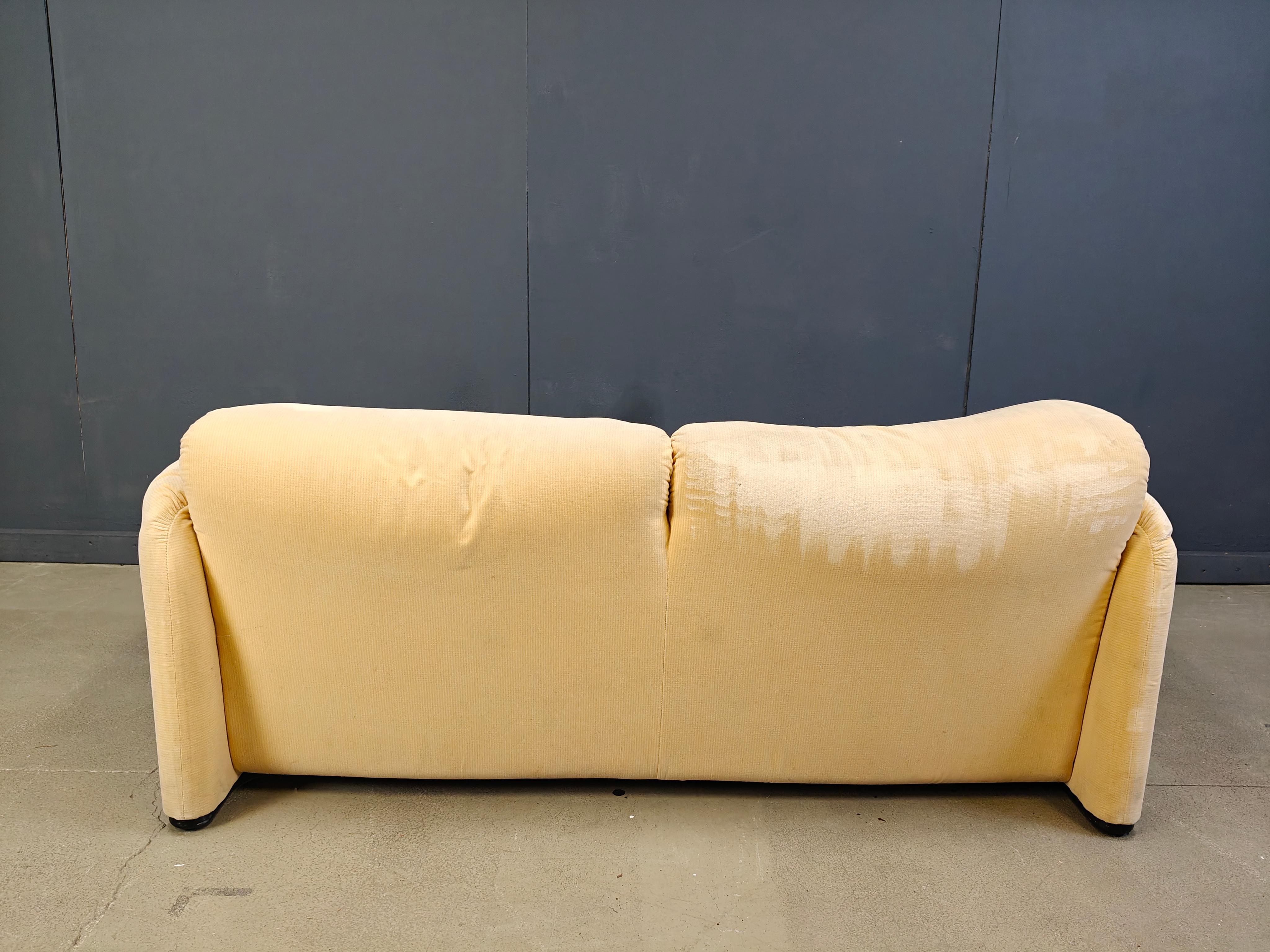 Vintage maralunga sofa designed by Vico Magistretti for Cassina in 1973.

This iconic design sofa is upholstered in a beige/yellow fabric. Fully original condition

The backrests are adjustable and mechanisms work fine.

Labeled.

Good overall