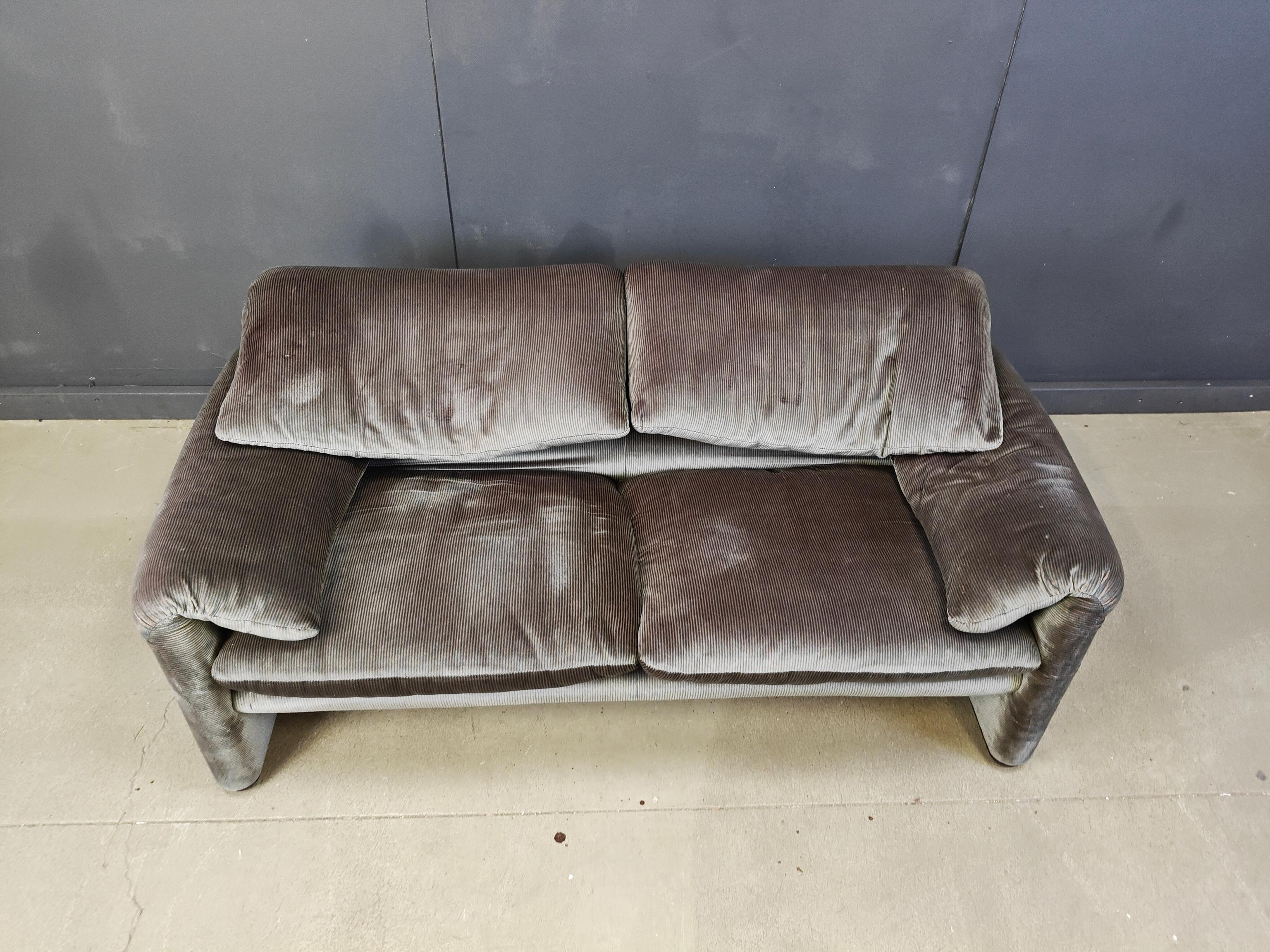 Canapé vintage maralunga conçu par Vico Magistretti pour Cassina en 1973.

Ce canapé design emblématique est revêtu de son tissu rayé d'origine.

Les dossiers sont réglables et les mécanismes fonctionnent bien.

Labellisé.

Bon état général.

Années