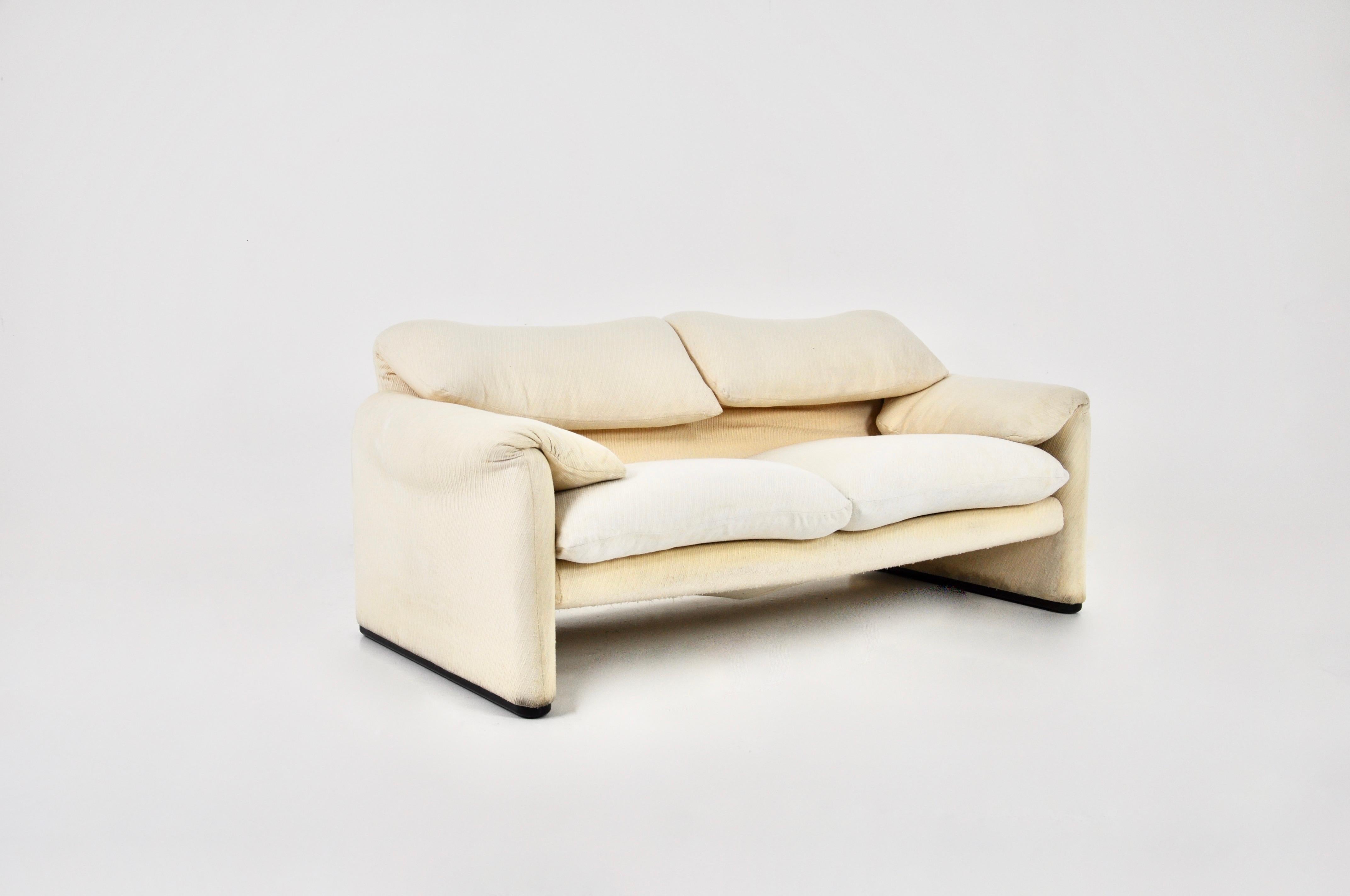 Sofa in cremeweißem Stoff. Es ist möglich, die Rückenlehne für mehr Komfort zu öffnen. Höhe in geöffnetem Zustand: 96 cm. Sitzhöhe: 44 cm. Zeit- und altersbedingte Abnutzung.
