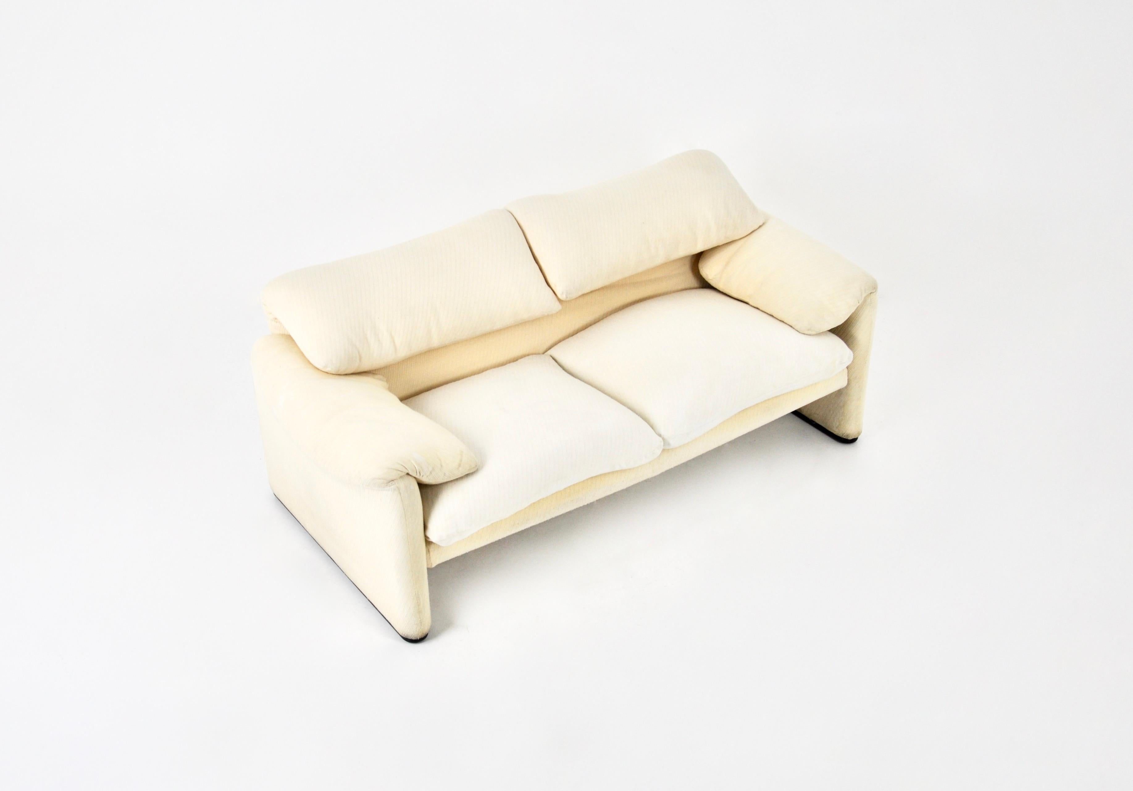 Sofá de tela blanca cremosa diseñado por Vico Magistretti, Model: Maralunga. Altura del asiento: 44 cm. Desgaste debido al tiempo y a la edad.
Para el envío, consúltanos para recibir el mejor precio.
