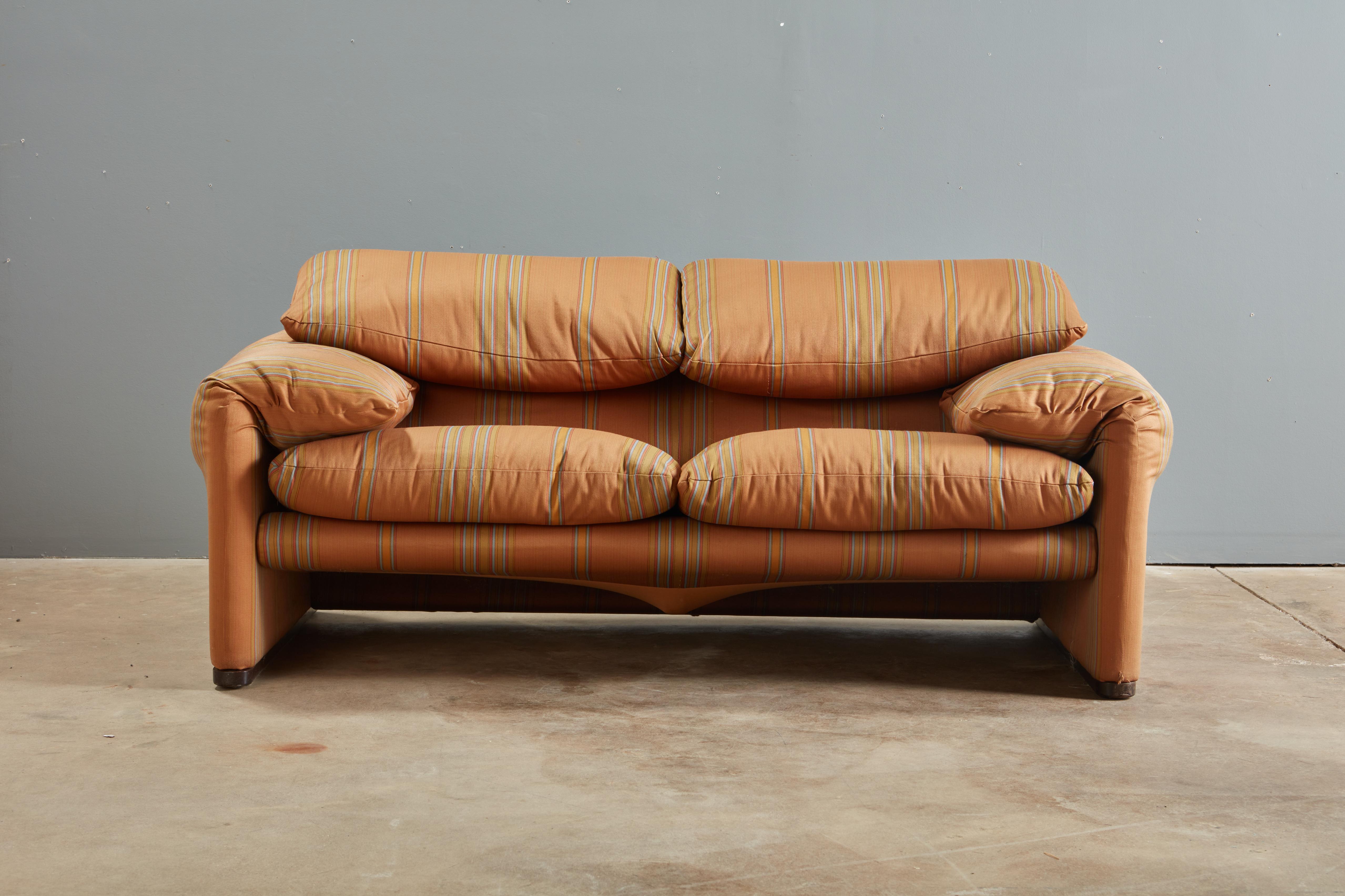 Maralunga sofa by Vico Magistretti for Cassina, 1970s in a stylish striped fabric.

Original fabric appears to be a wool blend and shows some wear. See photos for details.