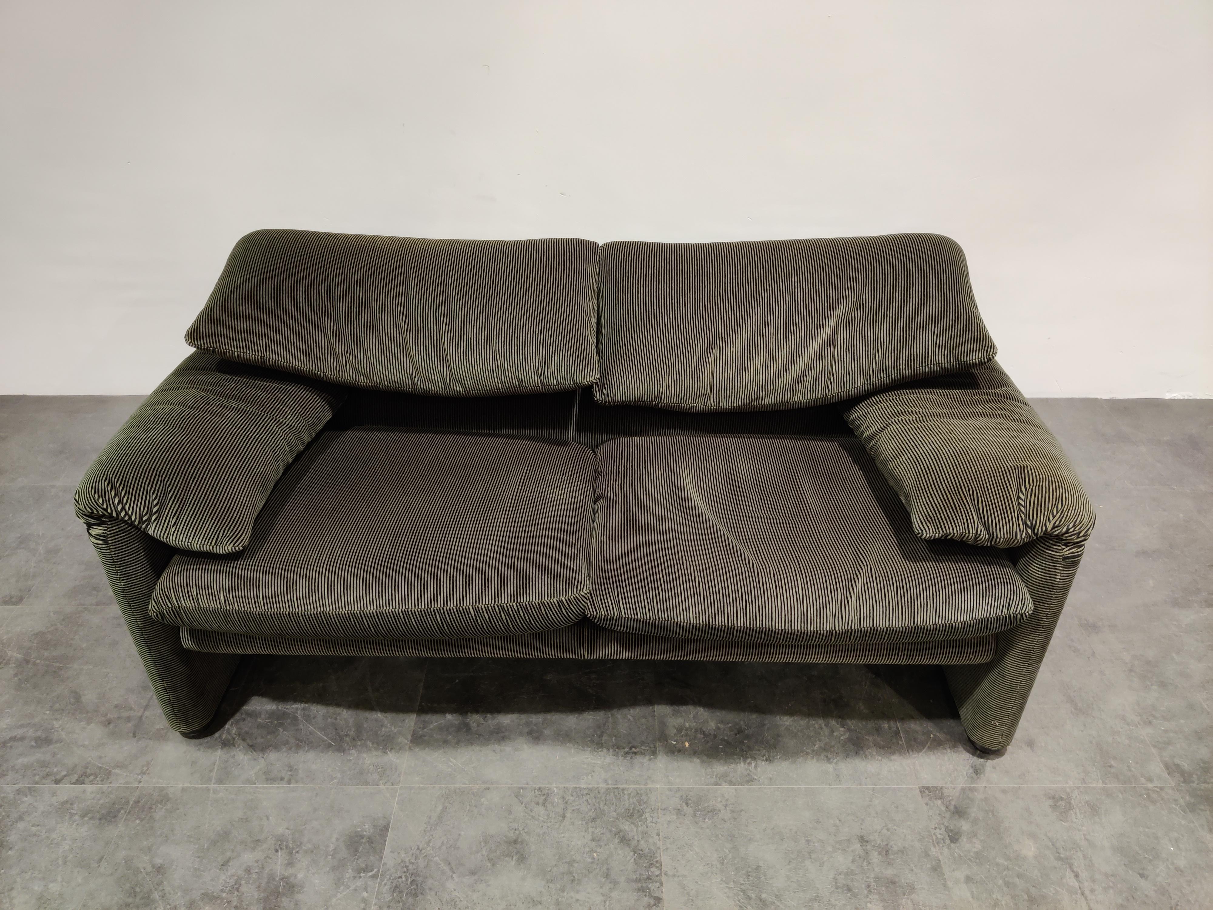 Vintage maralunga sofa designed by Vico Magistretti for Cassina in 1973.

This iconic design sofa is upholstered in dark green/grey striped fabric. (you even get extra fabric for the sofa should it need repairs in the future)

The backrests are