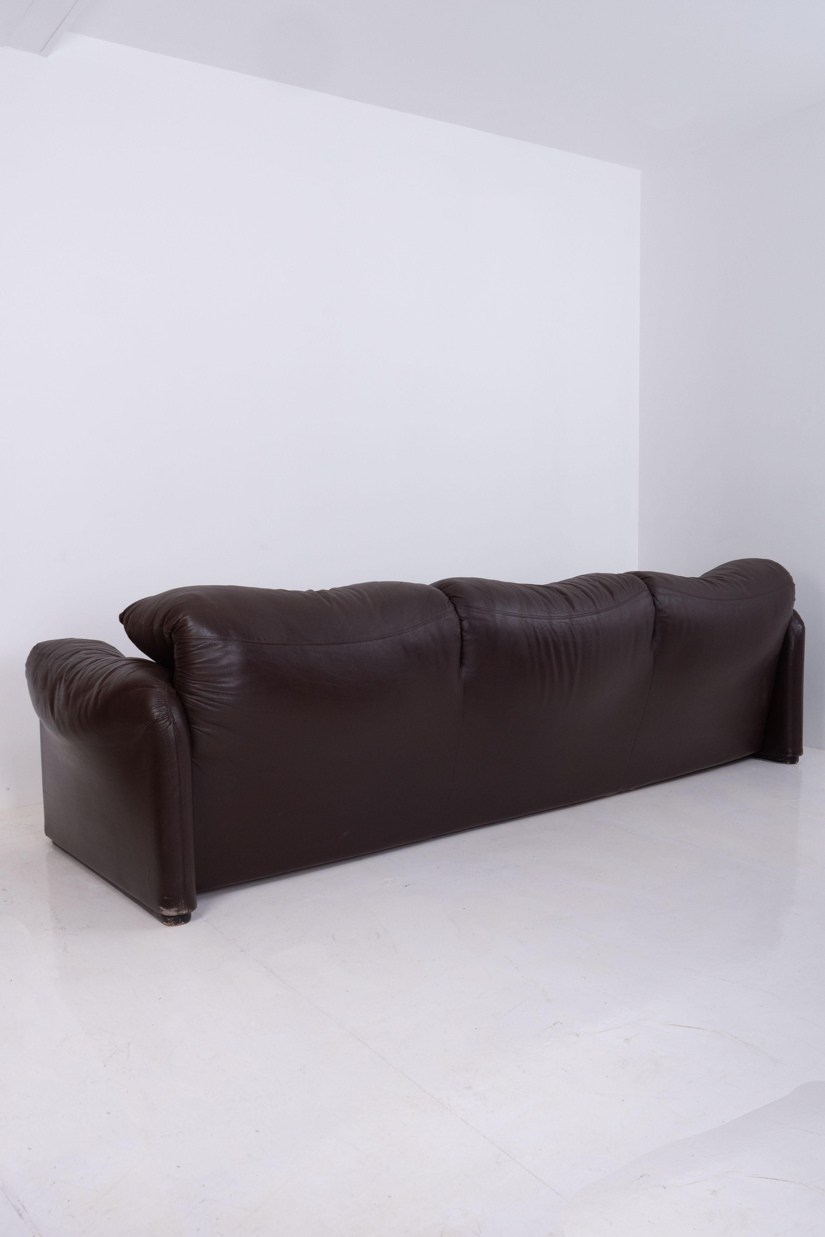 Maralunga Sofa by Vico Magistretti for Cassina, Dark Brown Leather In Fair Condition For Sale In London, GB