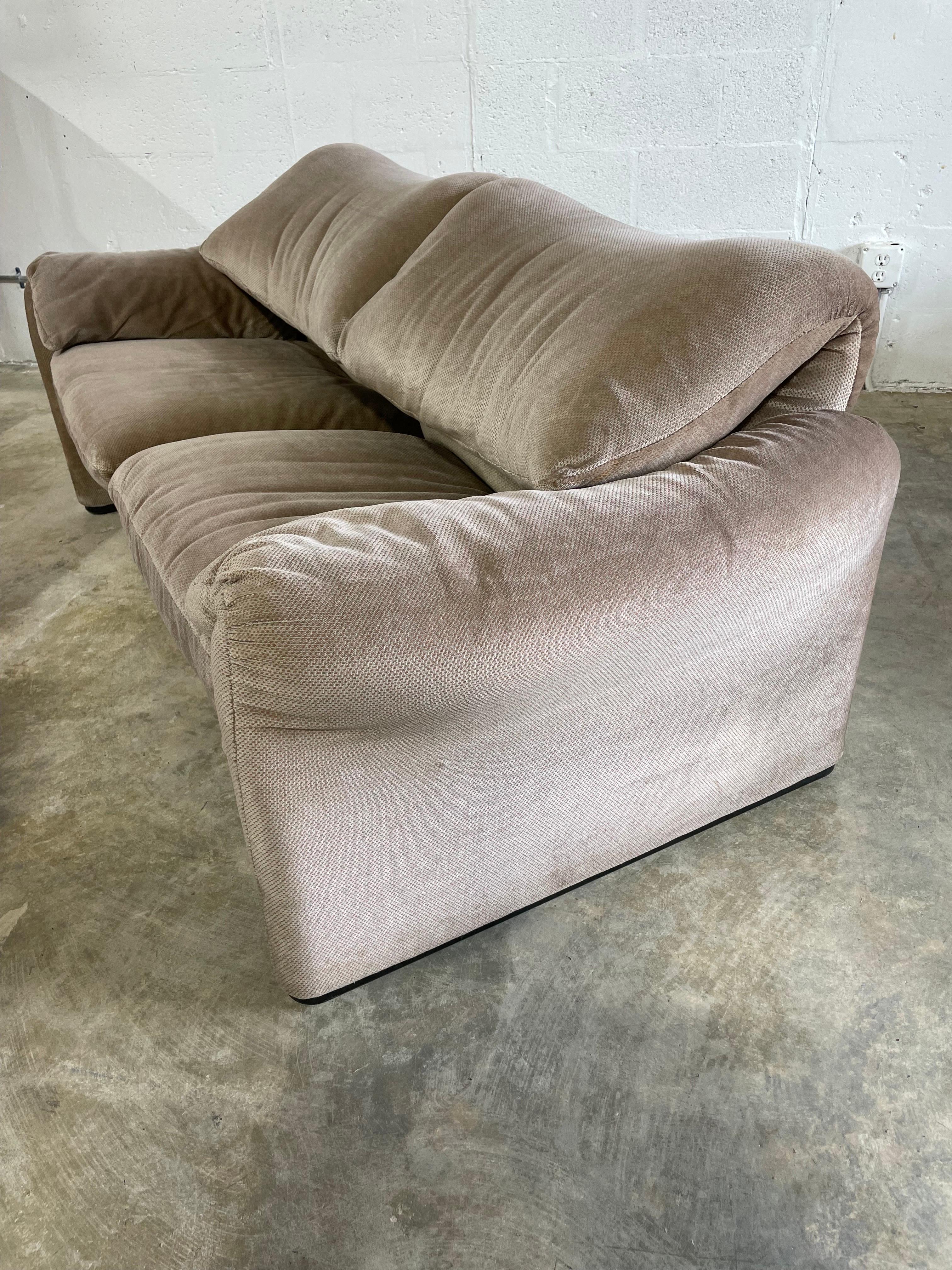 Maralunga Sofa by Vico Magistretti for Cassina 2