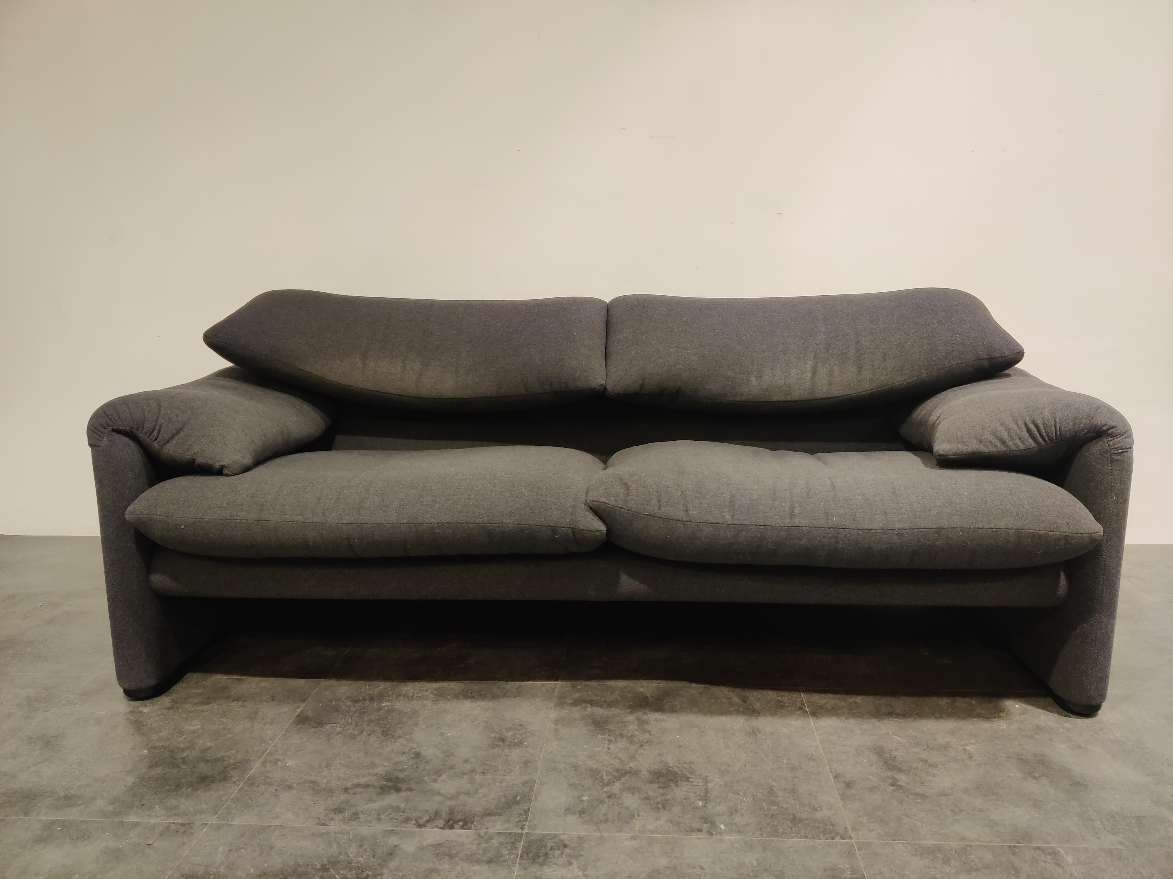 Vintage maralunga sofa designed by Vico Magistretti for Cassina in 1973.

This iconic design sofa is upholstered in dark grey upholstery and is in very good condition.

The backrests are adjustable.

Labeled.

1990s, Italy

Dimensions:
H