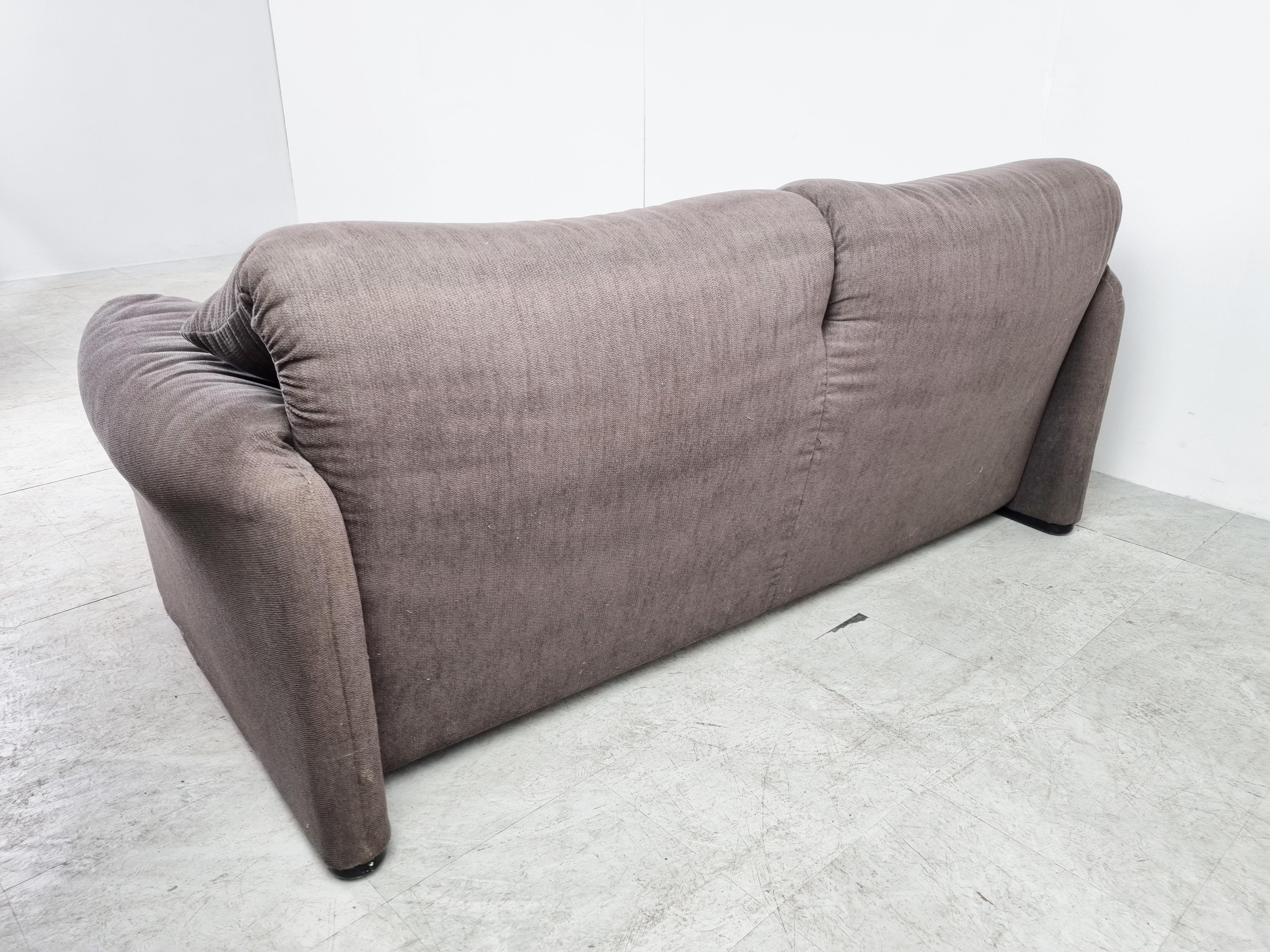 Vintage maralunga sofa designed by Vico Magistretti for Cassina in 1973.

This iconic design sofa is upholstered in a grey upholstery.

The backrests are adjustable.

Labeled.

Good overall condition

1980s- Italy

Dimensions
H 28 in. x