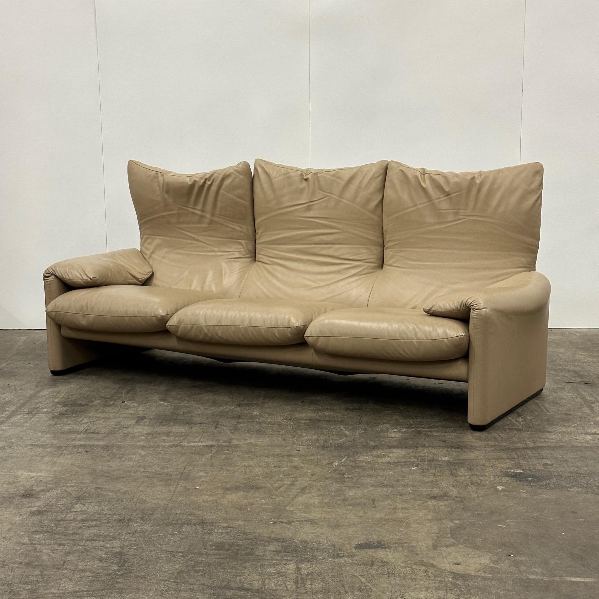 Mid-Century Modern Maralunga Sofa by Vico Magistretti for Cassina