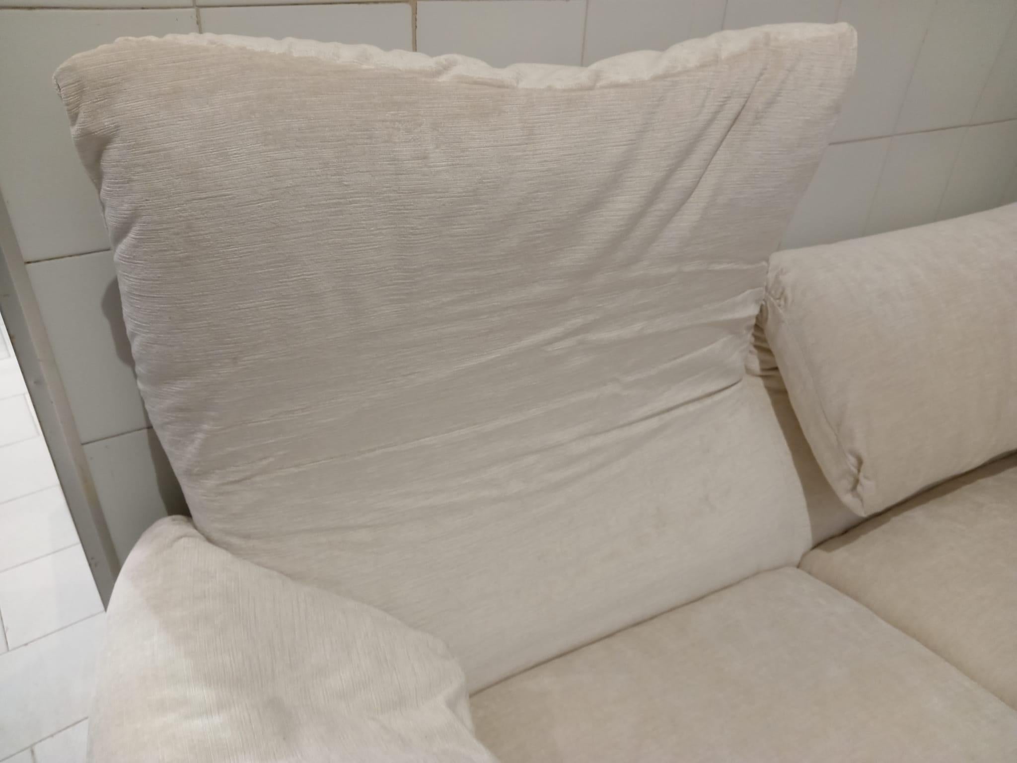 Maralunga sofa by Vico Magistretti from Cassina Italy 1970 the Iconic sofa. Divano Maralunga a due posti in velluto bianco 
Originale del periodo il divano  è perfetto in ogni sua parte Ed è stato appena ricoperto in velluto bianco .
