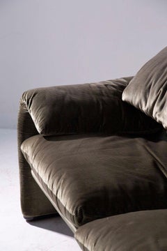 Maralunga sofa by Vico Magistretti in original two-seater green fabric