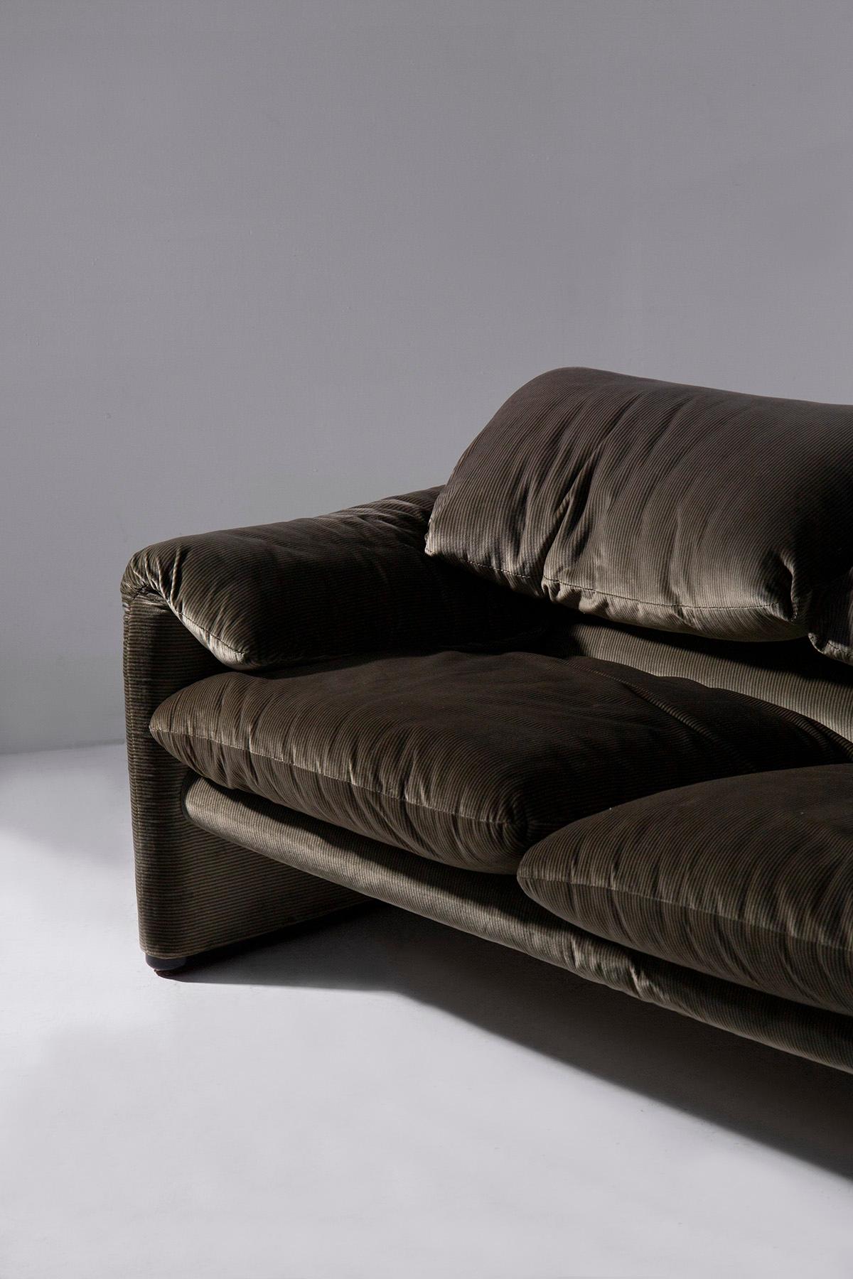 Maralunga sofa by Vico Magistretti in original two-seater green fabric In Good Condition In Milano, IT