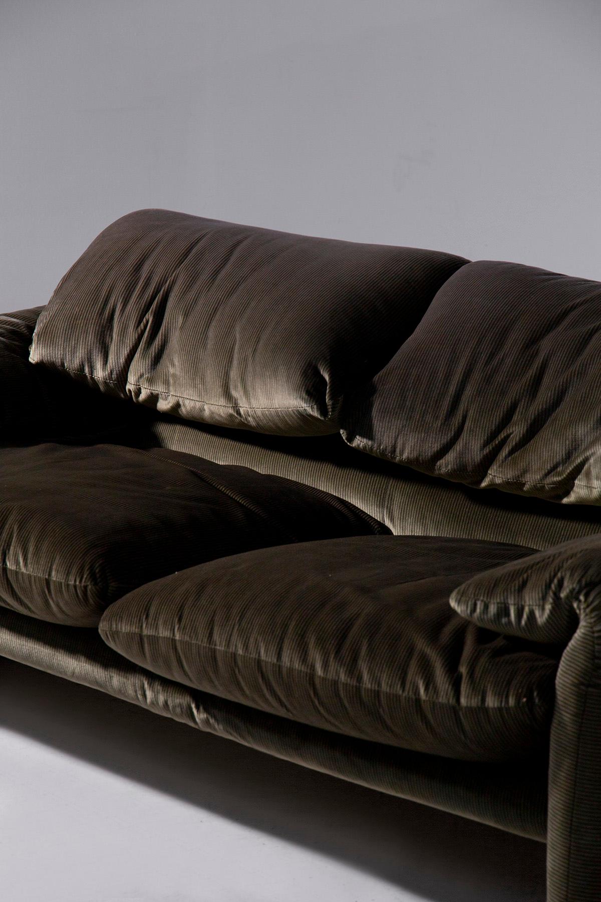 Velvet Maralunga sofa by Vico Magistretti in original two-seater green fabric