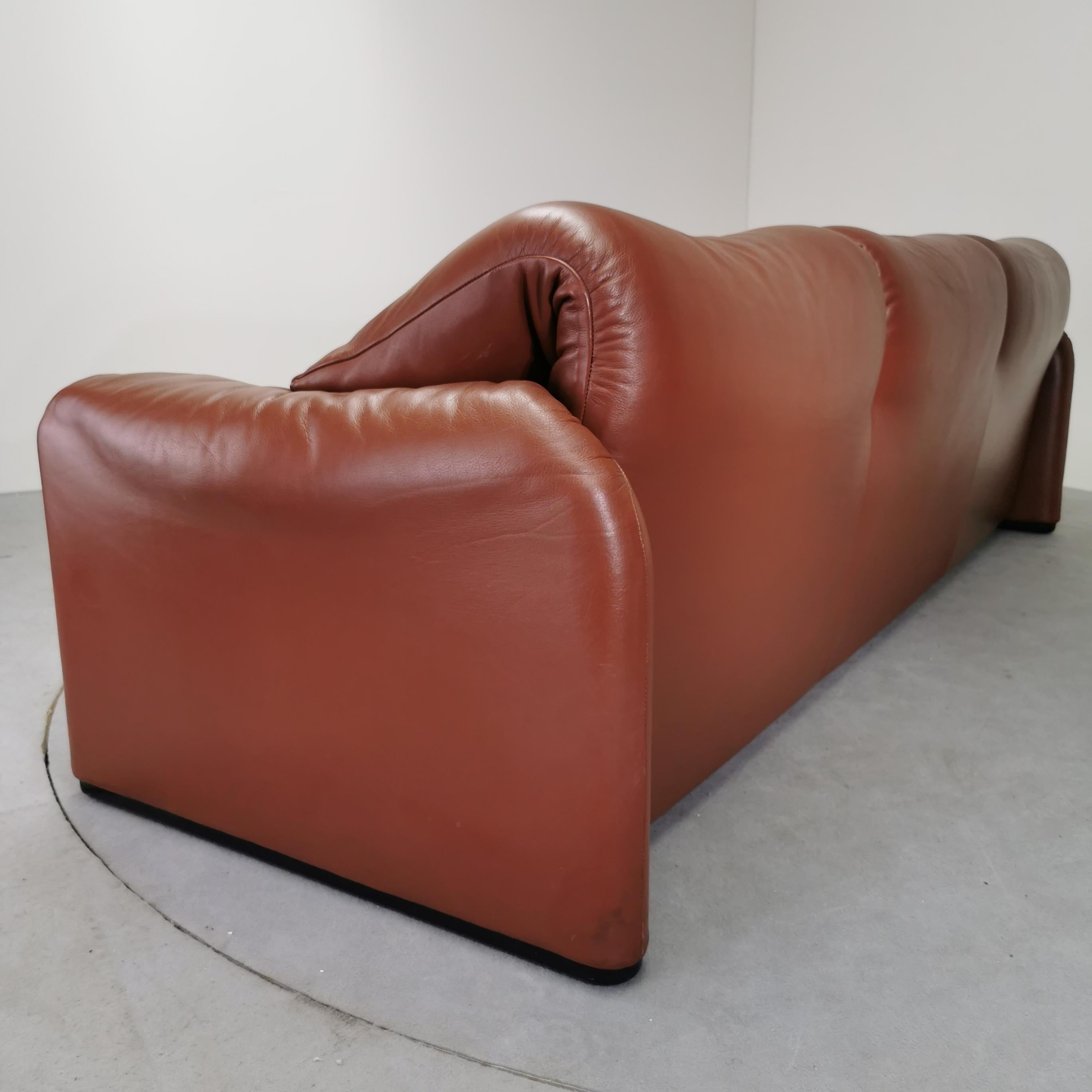 Italian Maralunga sofa Cassina 70's leather For Sale