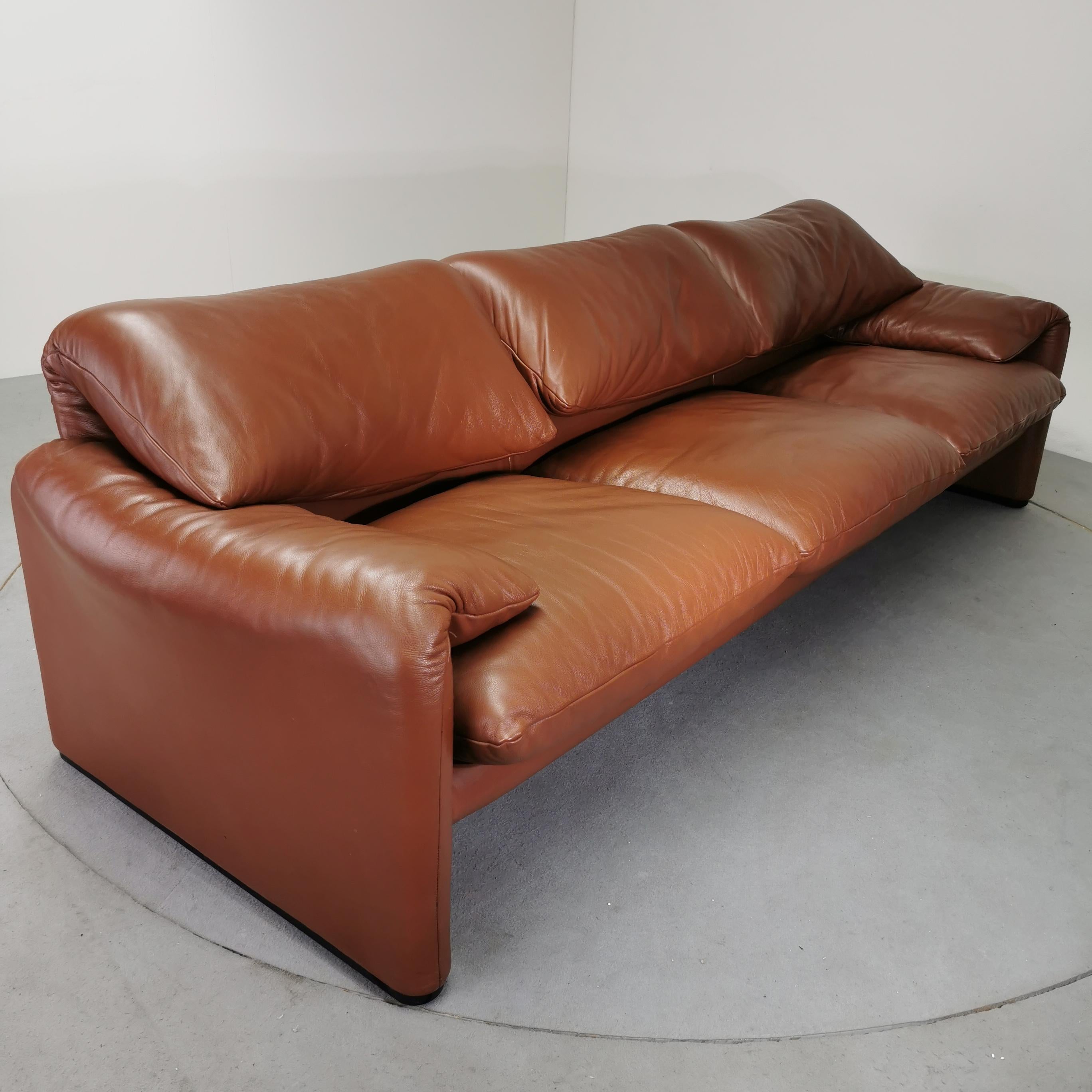 Maralunga sofa Cassina 70's leather In Excellent Condition For Sale In Milano, MI