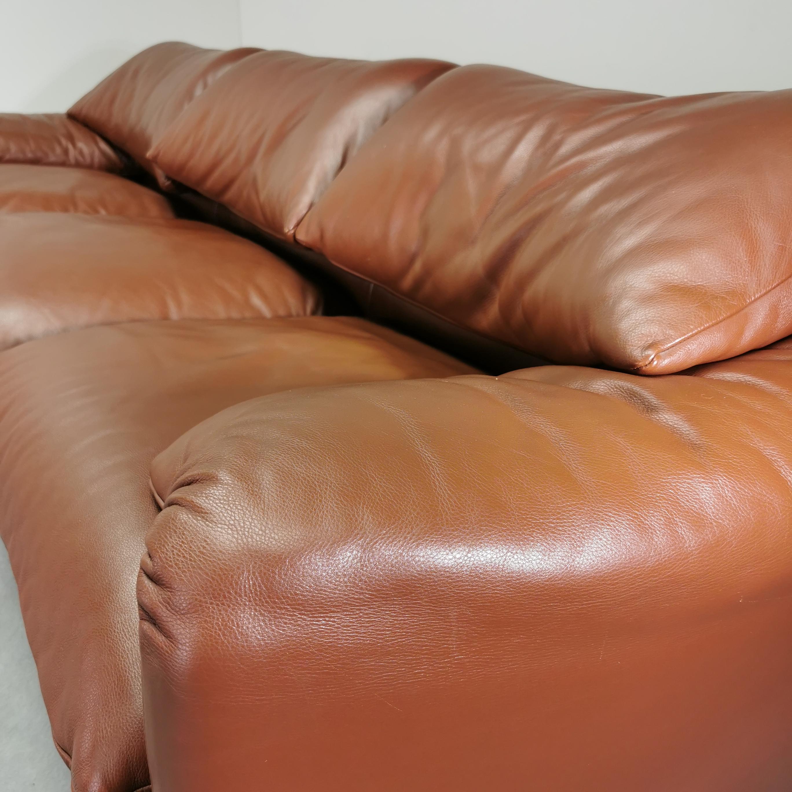 Leather Maralunga sofa Cassina 70's leather For Sale