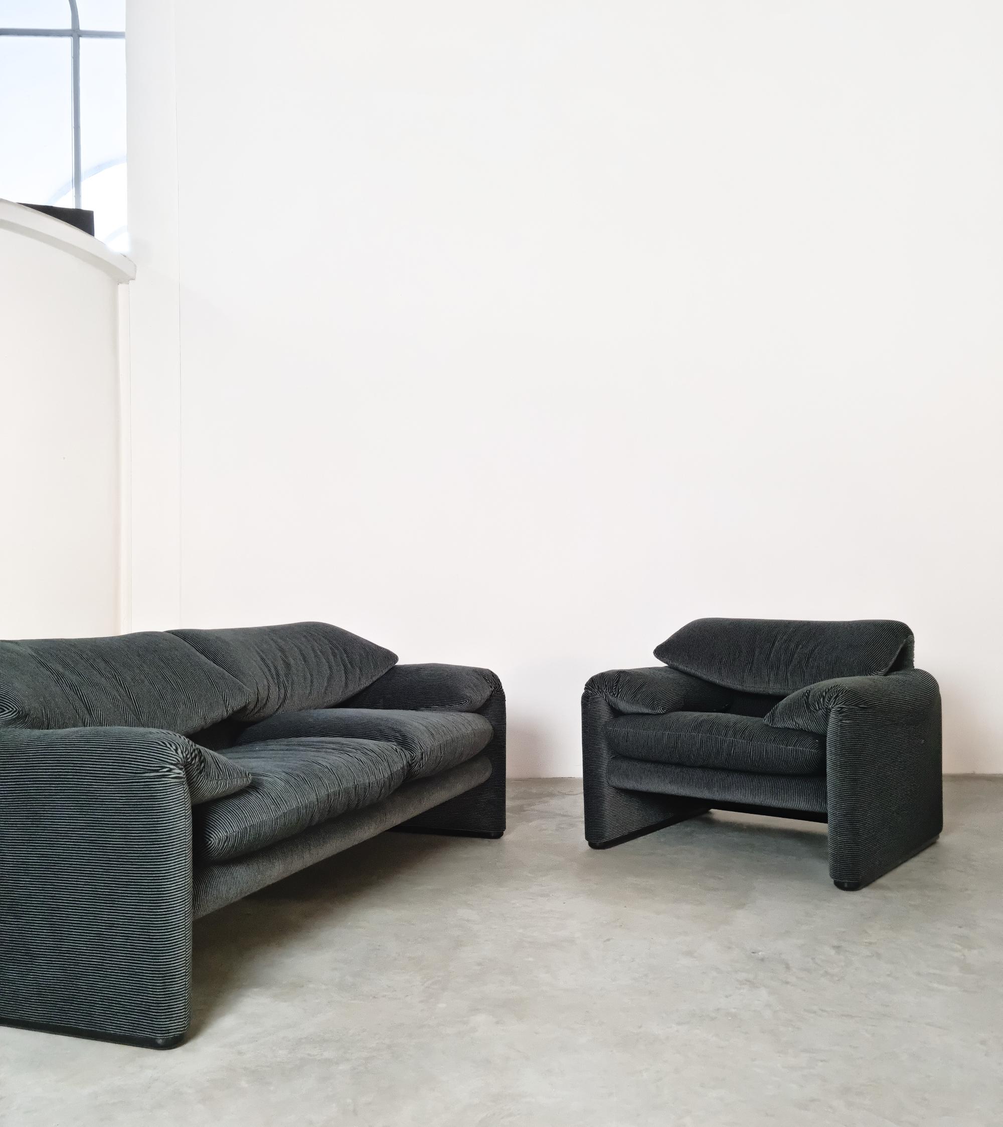 “Maralunga” Sofa designed by Vico Magistretti for Cassina, 1980s 6
