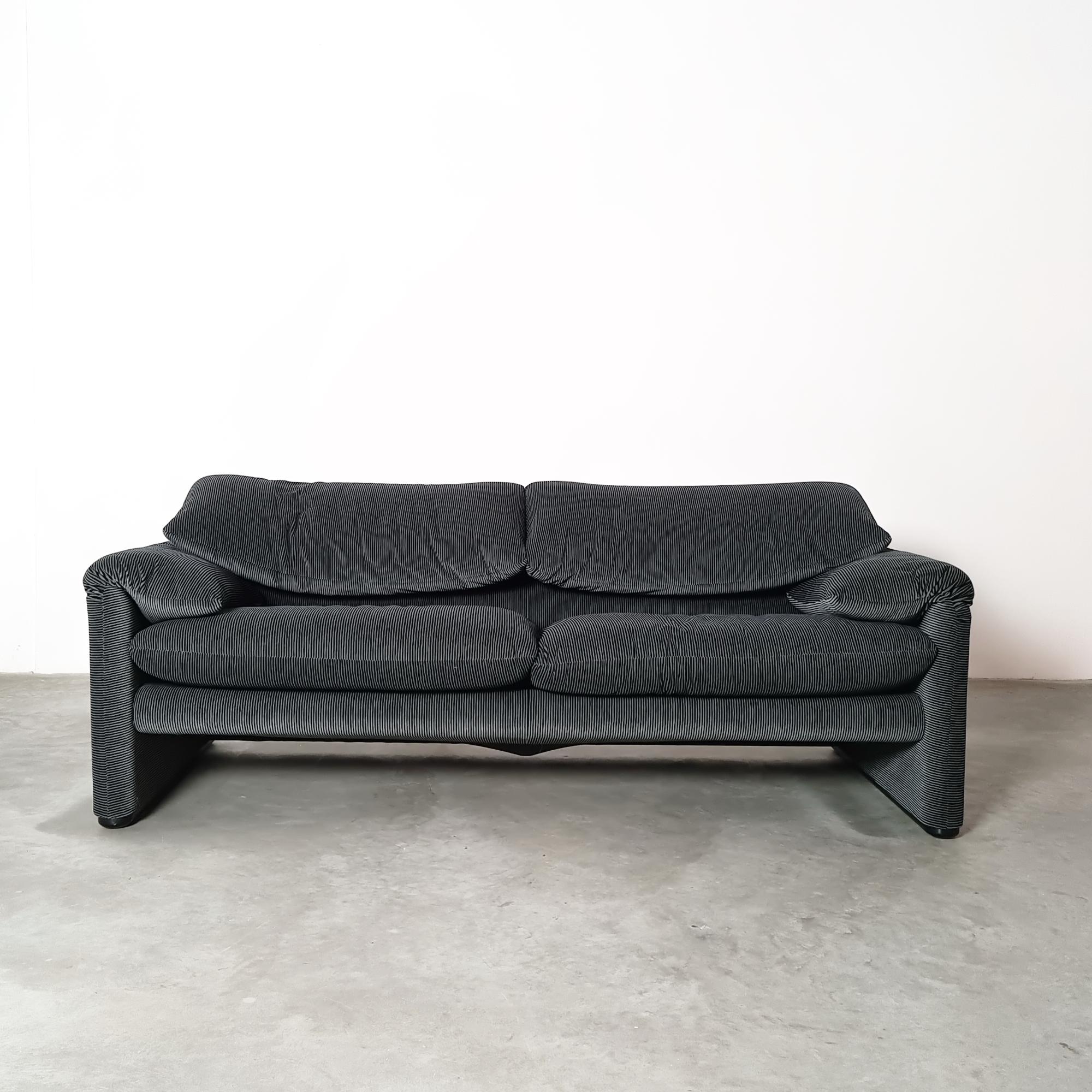 Mid-Century Modern “Maralunga” Sofa designed by Vico Magistretti for Cassina, 1980s