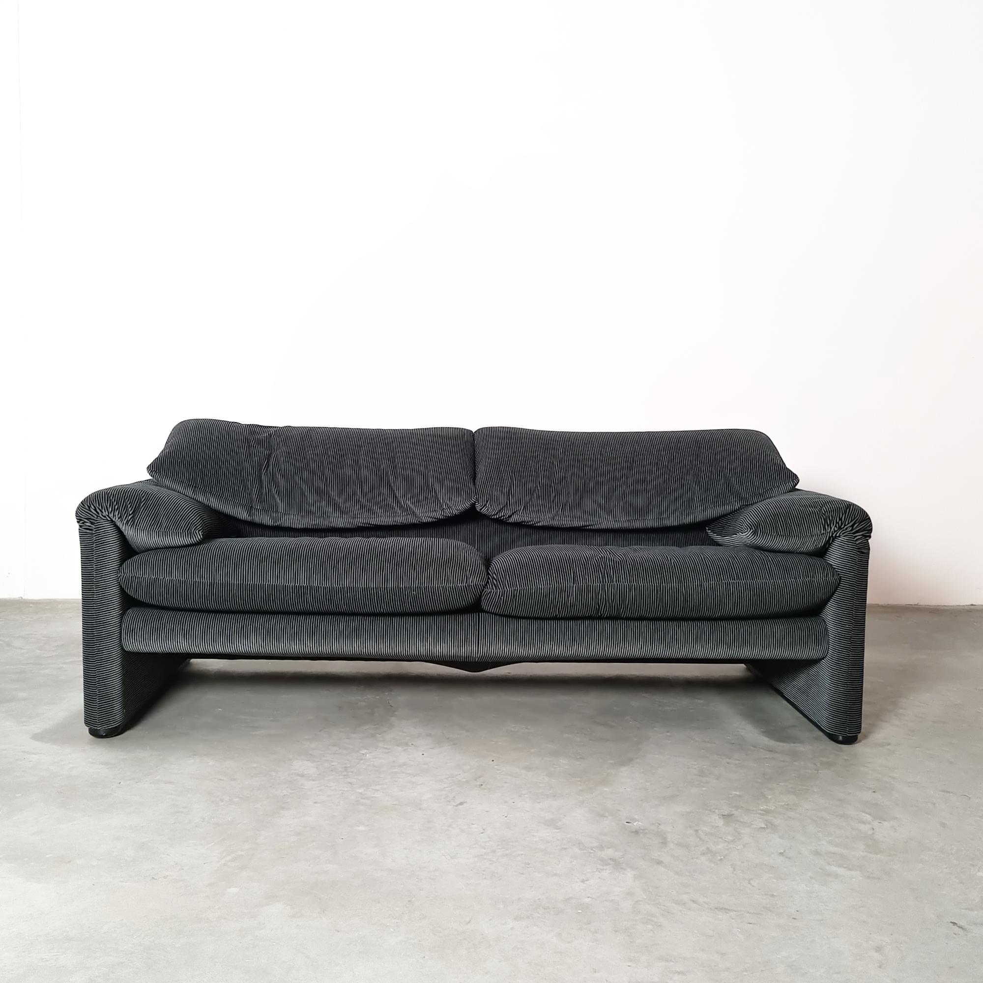 Italian “Maralunga” Sofa designed by Vico Magistretti for Cassina, 1980s