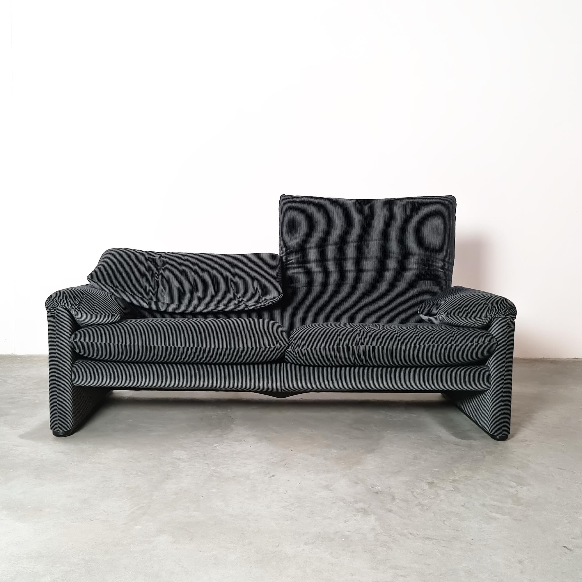 “Maralunga” Sofa designed by Vico Magistretti for Cassina, 1980s In Good Condition In Hilversum, NL