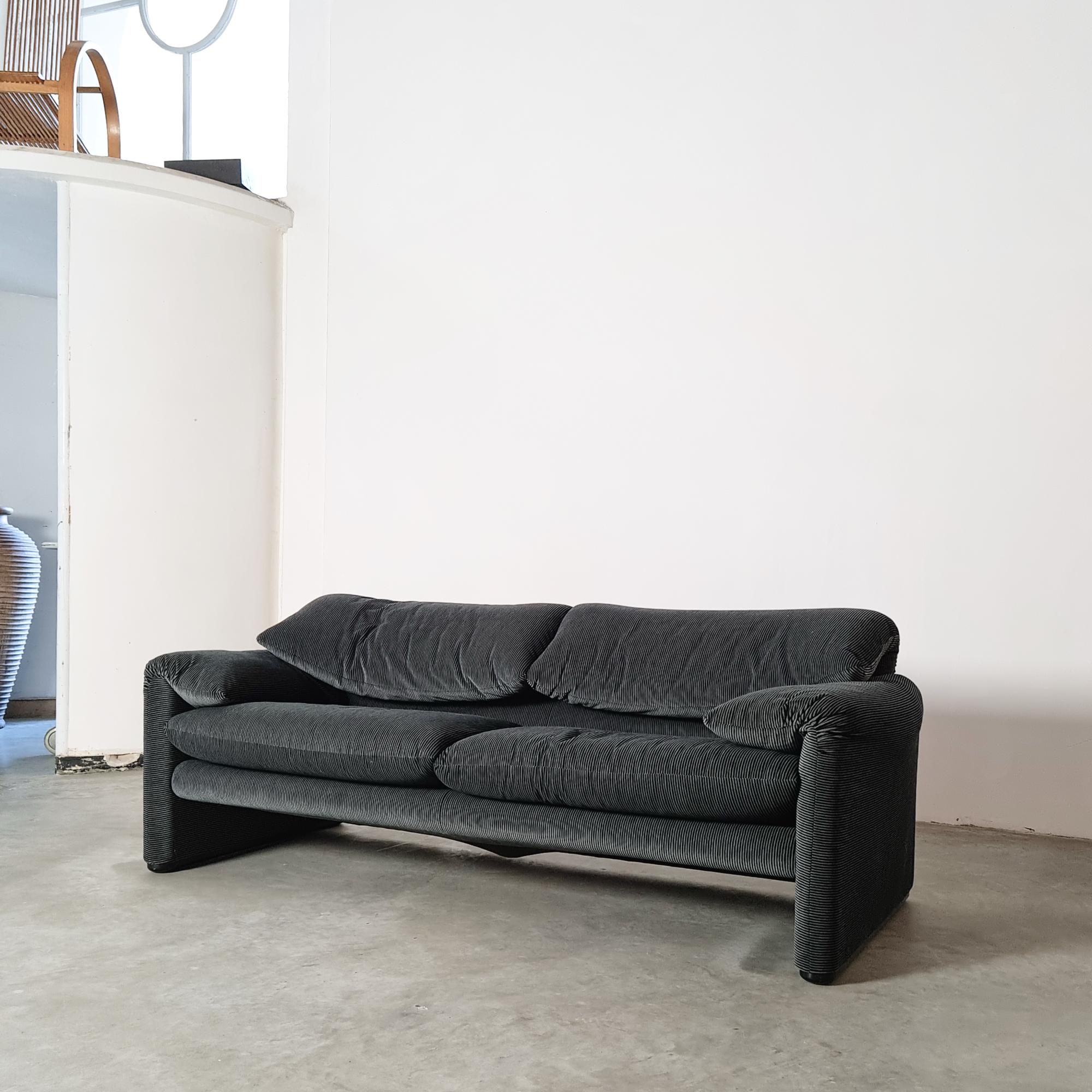 Late 20th Century “Maralunga” Sofa designed by Vico Magistretti for Cassina, 1980s
