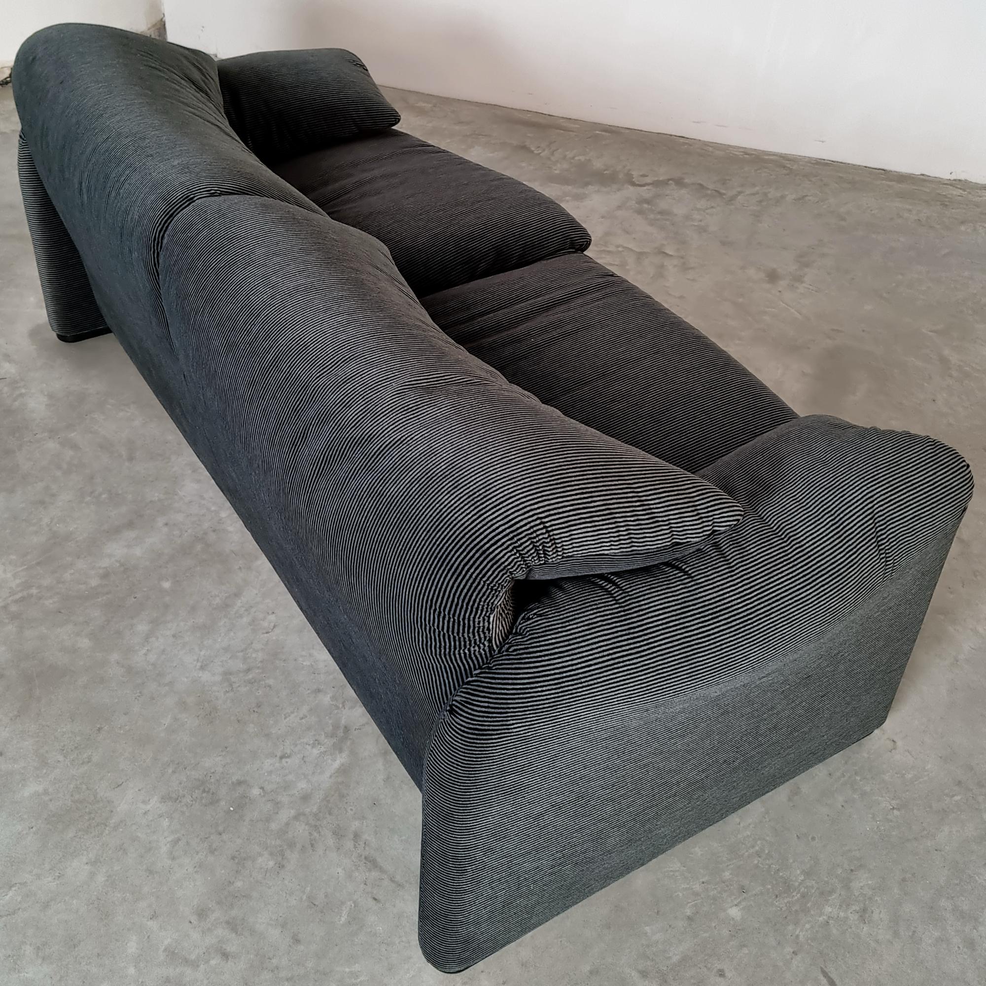 “Maralunga” Sofa designed by Vico Magistretti for Cassina, 1980s 1