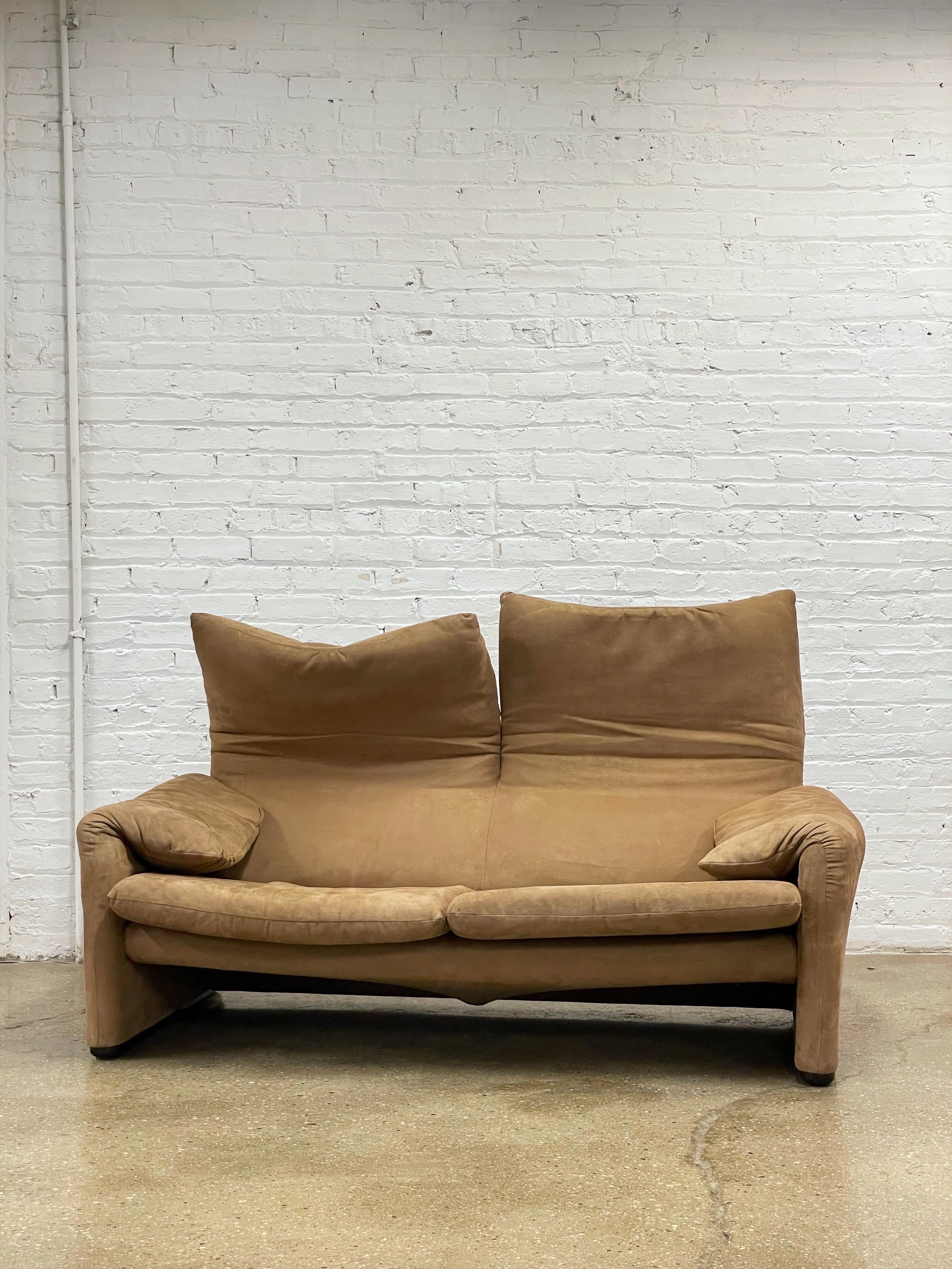 An iconic two seat maralunga sofa designed by Italian designer Vico Magistretti for Cassina.