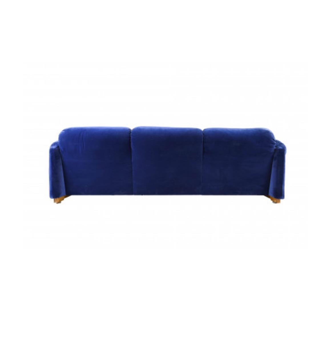 Maralunga Sofa by Vico Magistretti production Cassina Three-seater in Blue Velvet Italy 1975 
First series of the famous and important Maralunga Sofa , which has become a design icon and one of the most significant pieces of its creator the