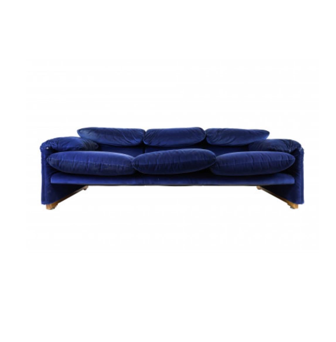 Mid-Century Modern Maralunga Sofà by Vico Magistretti production Cassina 1978 Three seats For Sale