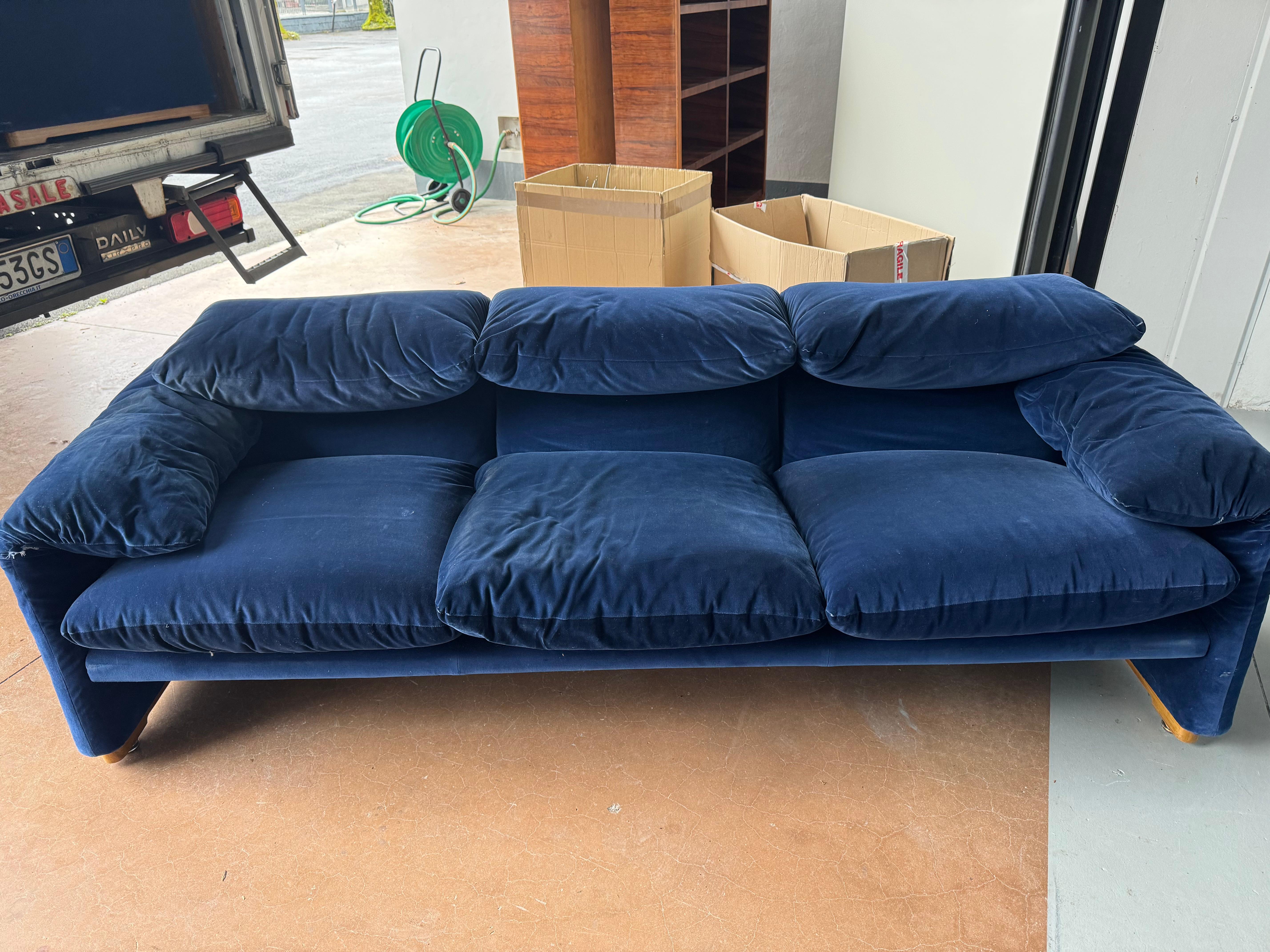 Late 20th Century Maralunga Sofà by Vico Magistretti production Cassina 1978 Three seats For Sale