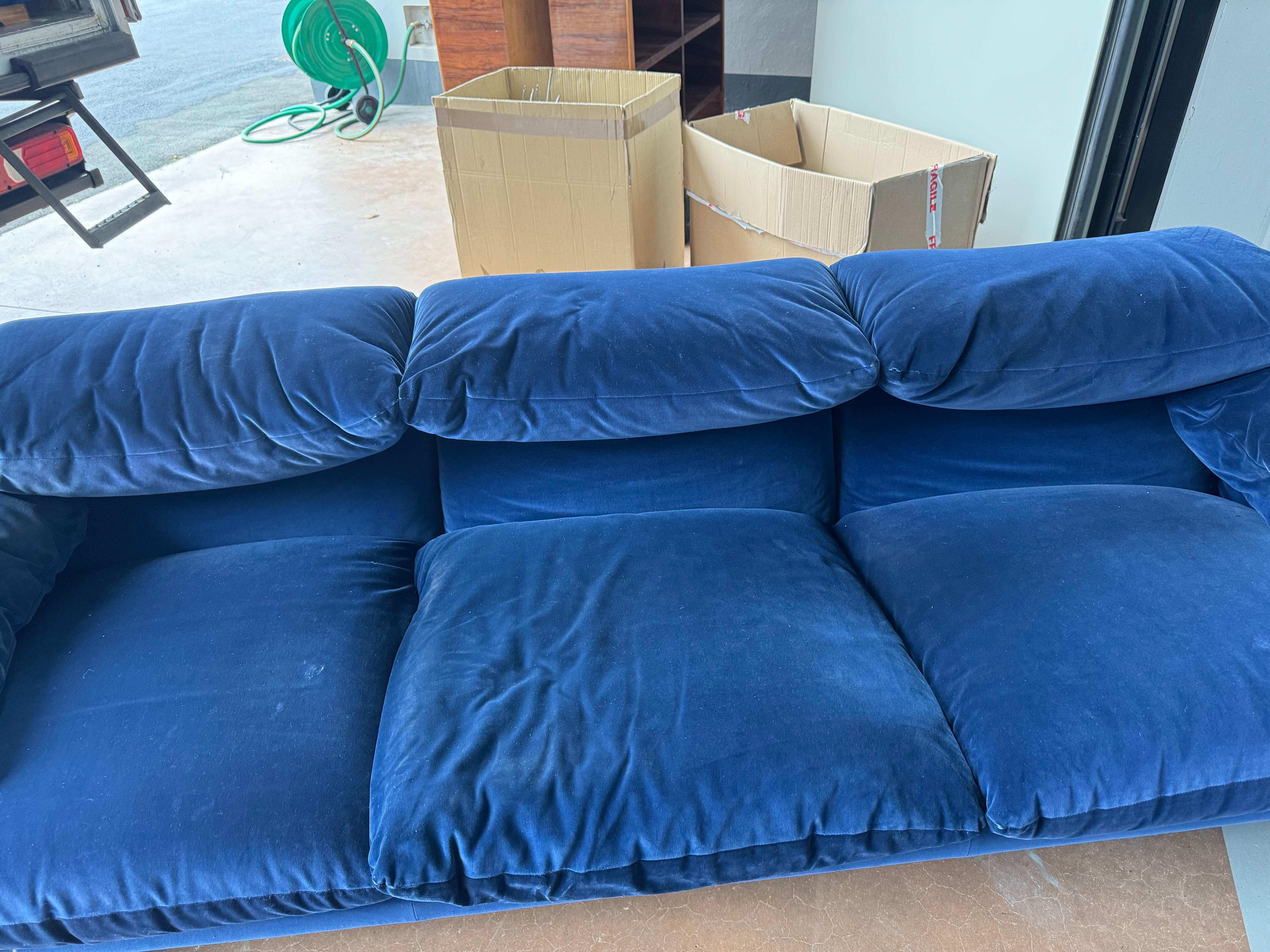 Velvet Maralunga Sofà by Vico Magistretti production Cassina 1978 Three seats For Sale